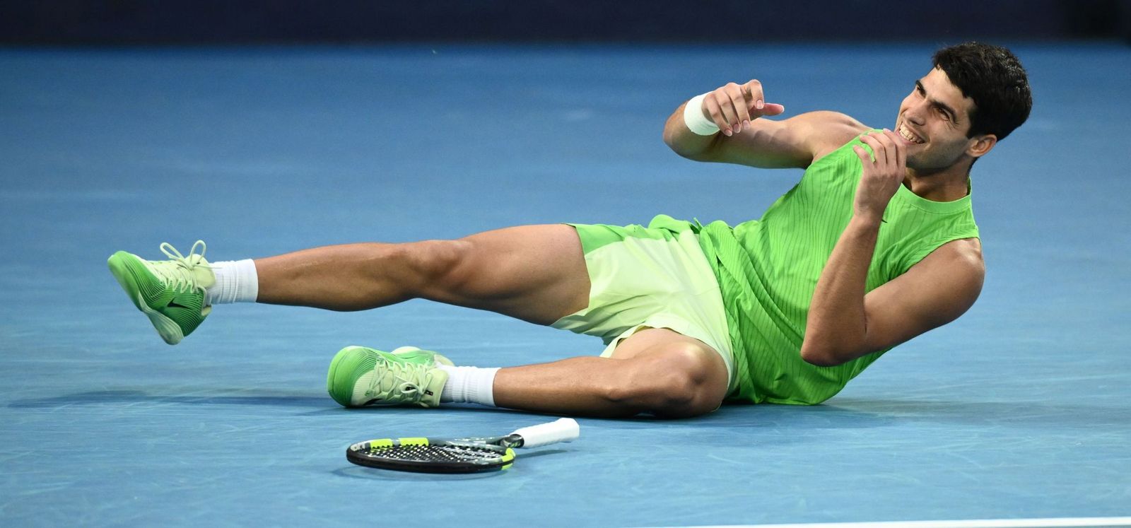 Alcaraz se tira al suelo eufórico para celebrar su triunfo ante Zverev.