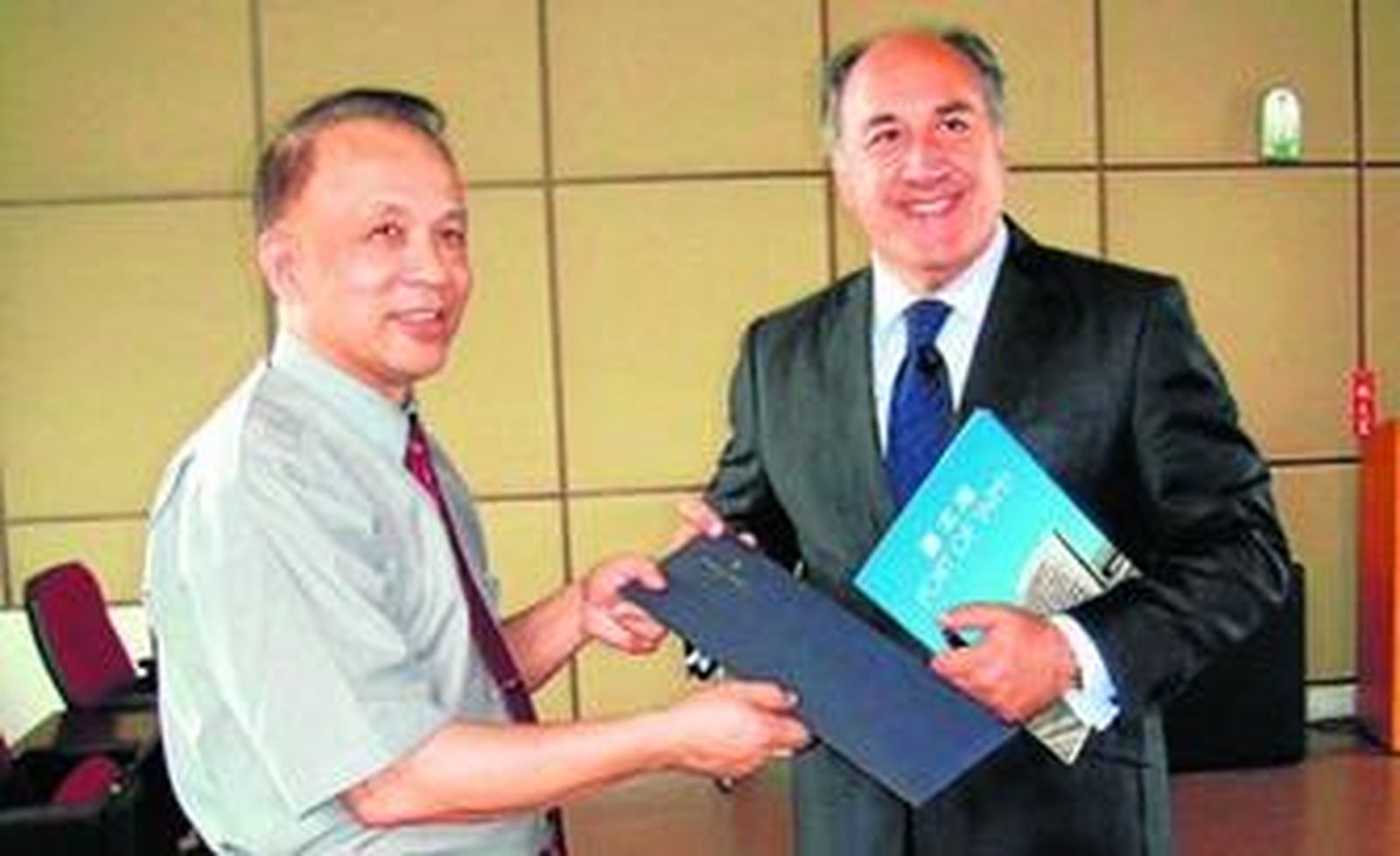 El alcalde, José Ignacio Landaluce, entrega al gerente del Puerto de Taipei un dossier de la Autoridad Portuaria.