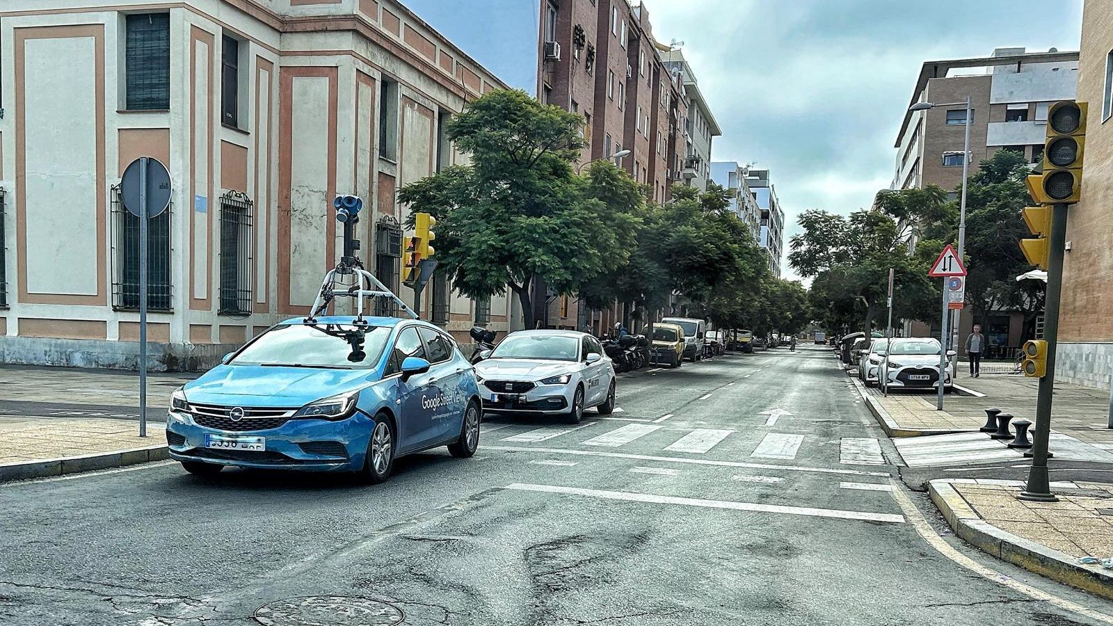 El coche de Google Maps captado este miércoles en Huelva.