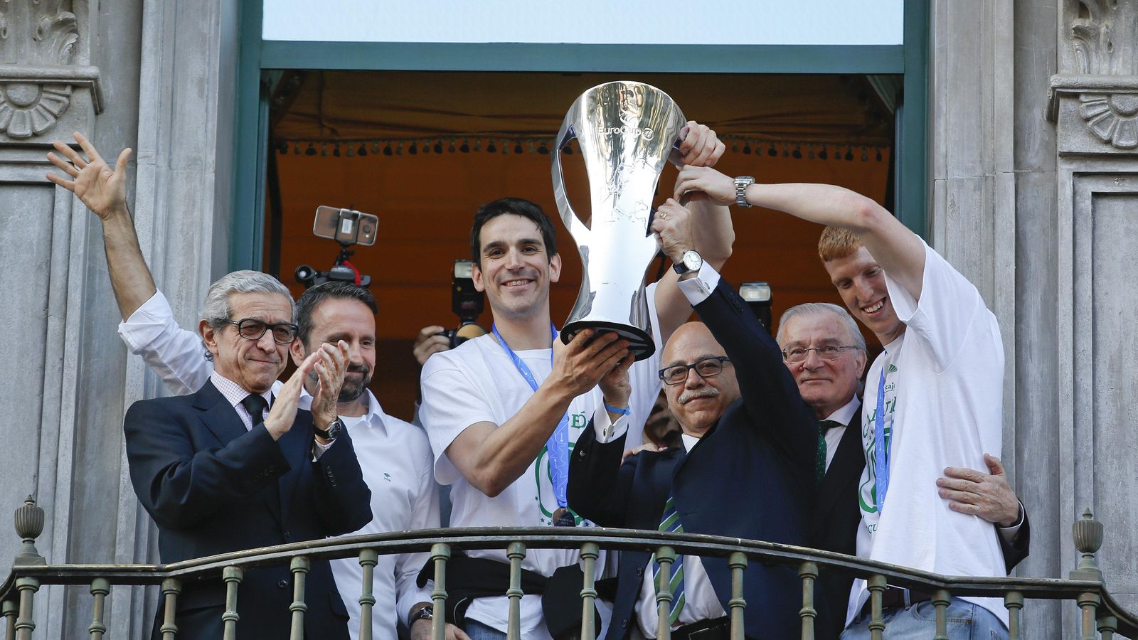Braulio Medel y Eduardo García, en el balcón del Ayuntamiento.