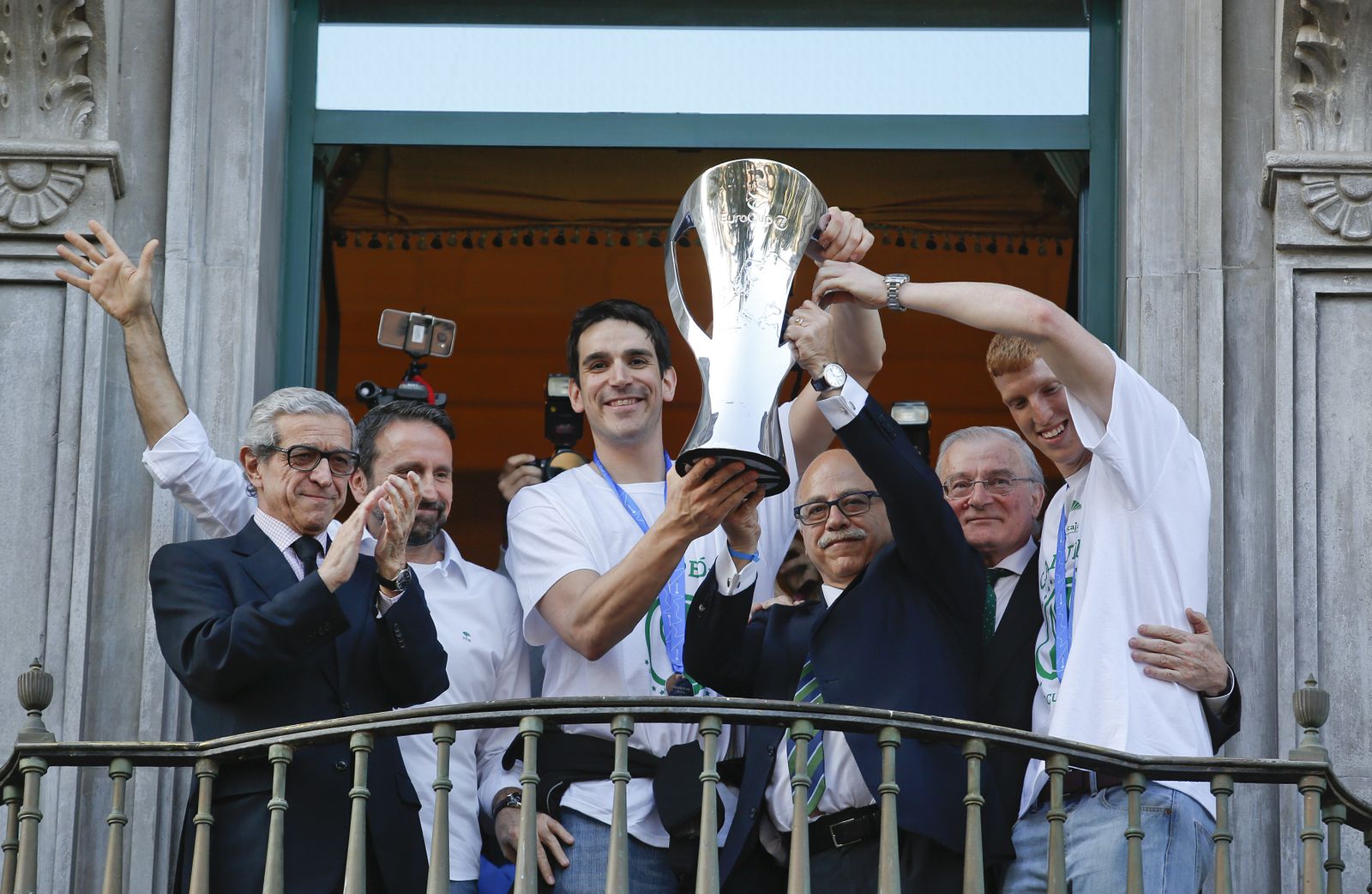 Braulio Medel y Eduardo García, en el balcón del Ayuntamiento.