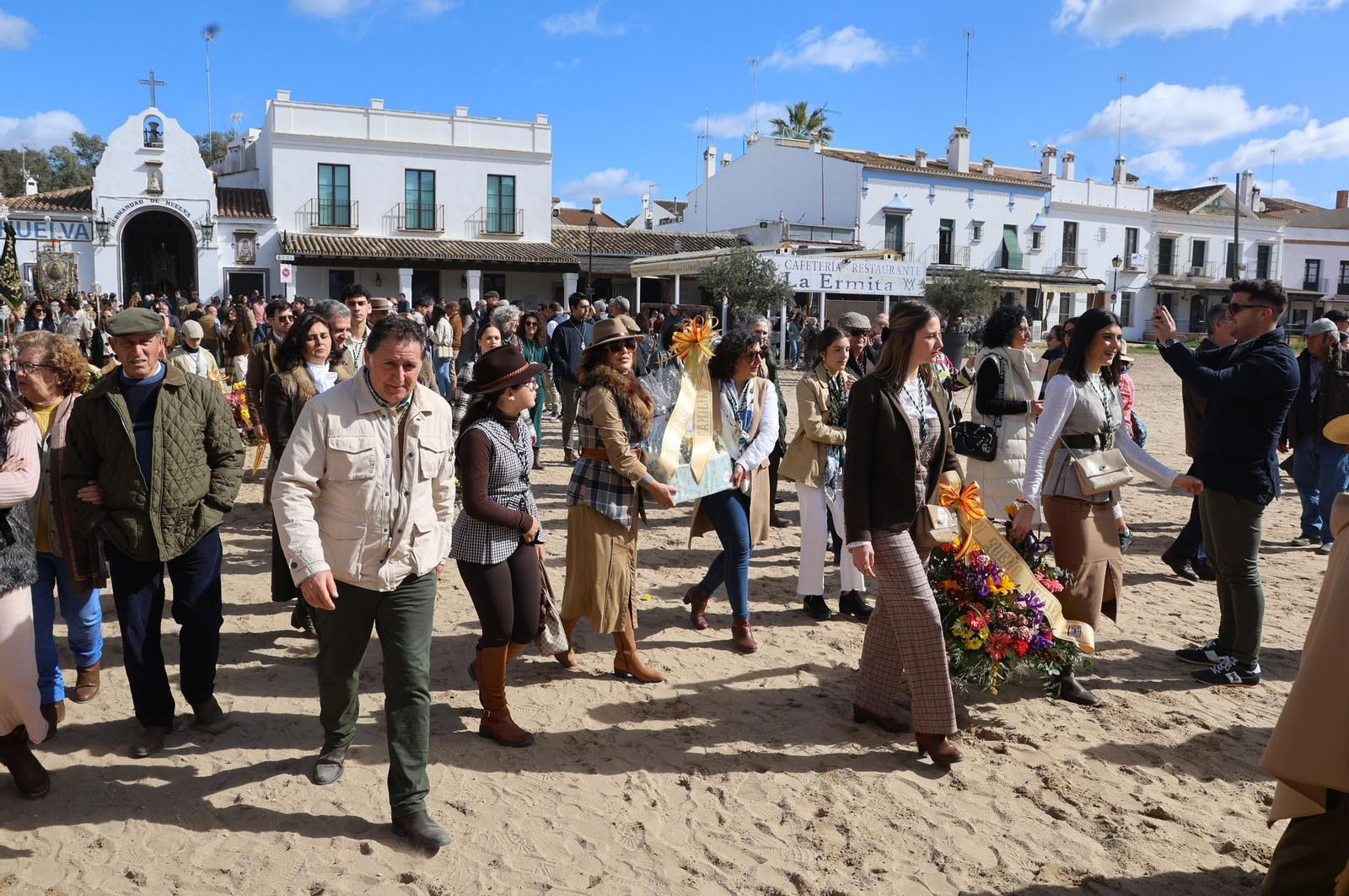 Imágenes de la peregrinación de la Hdad del Rocío de Bollullos par del Condado
