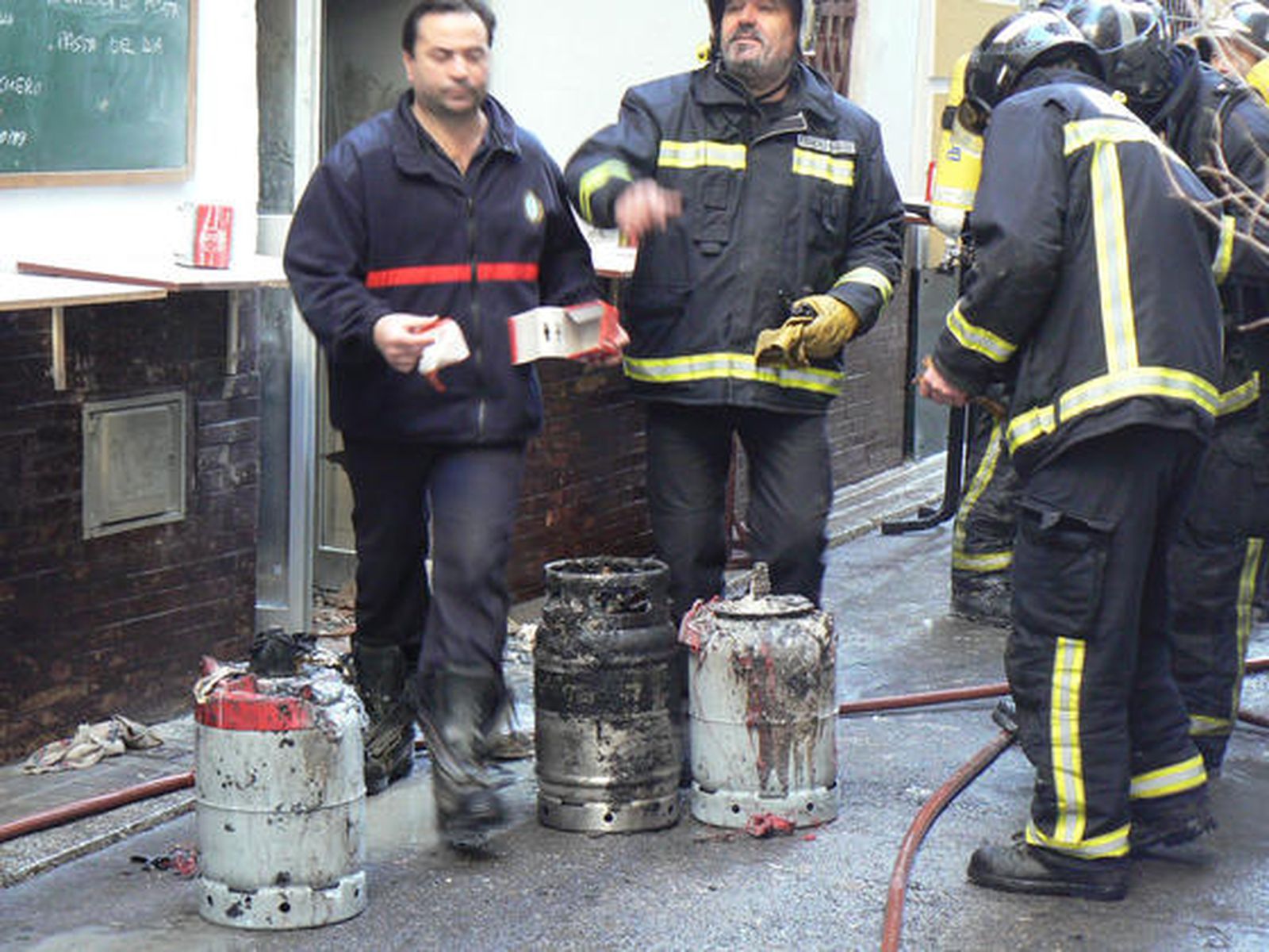Bombonas a través de las cuales se ha producido el fuego en el interior del bar.

Foto: Ruesga Bono/José Ángel García