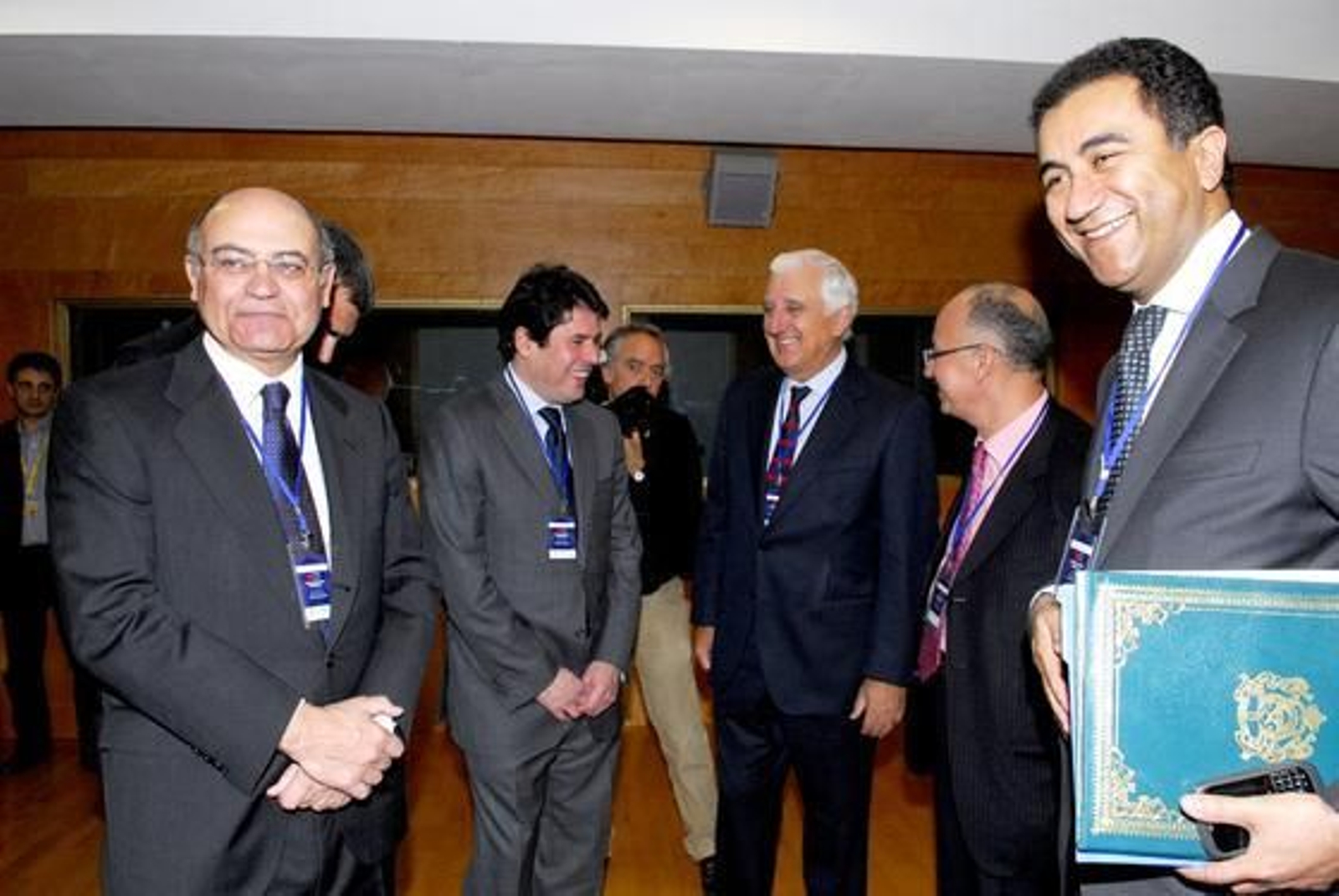 El presidente de la CEOE, Díaz Ferrán, (izda.) durante la jornada de los empresarios.

Foto: Jesús Ochando