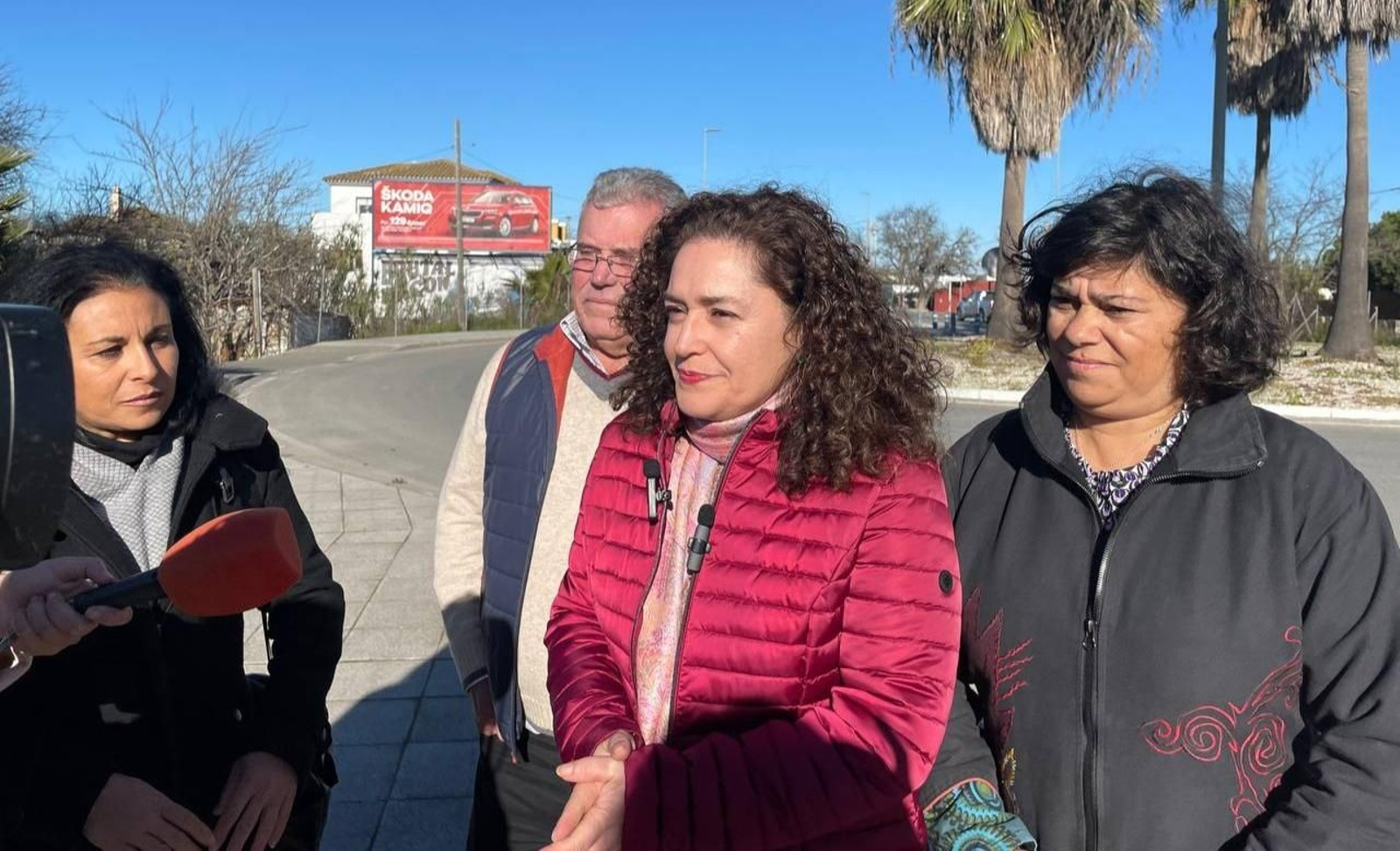 La parlamentaria autonómica de IU, Inmaculada Nieto, con la candidata izquierdista a la Alcaldía de Sanlúcar, Carmen Álvarez, en el acceso de la ciudad por la A-480.