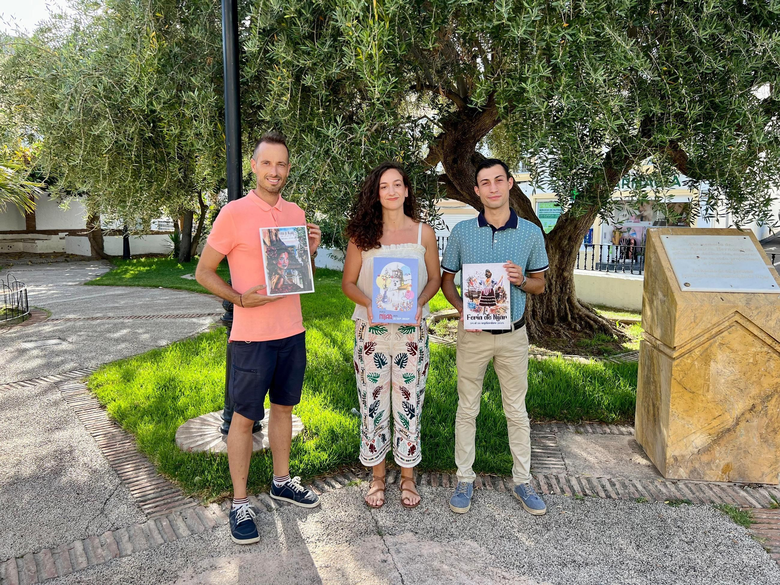 Finalistas con sus carteles. Finalistas con sus carteles.