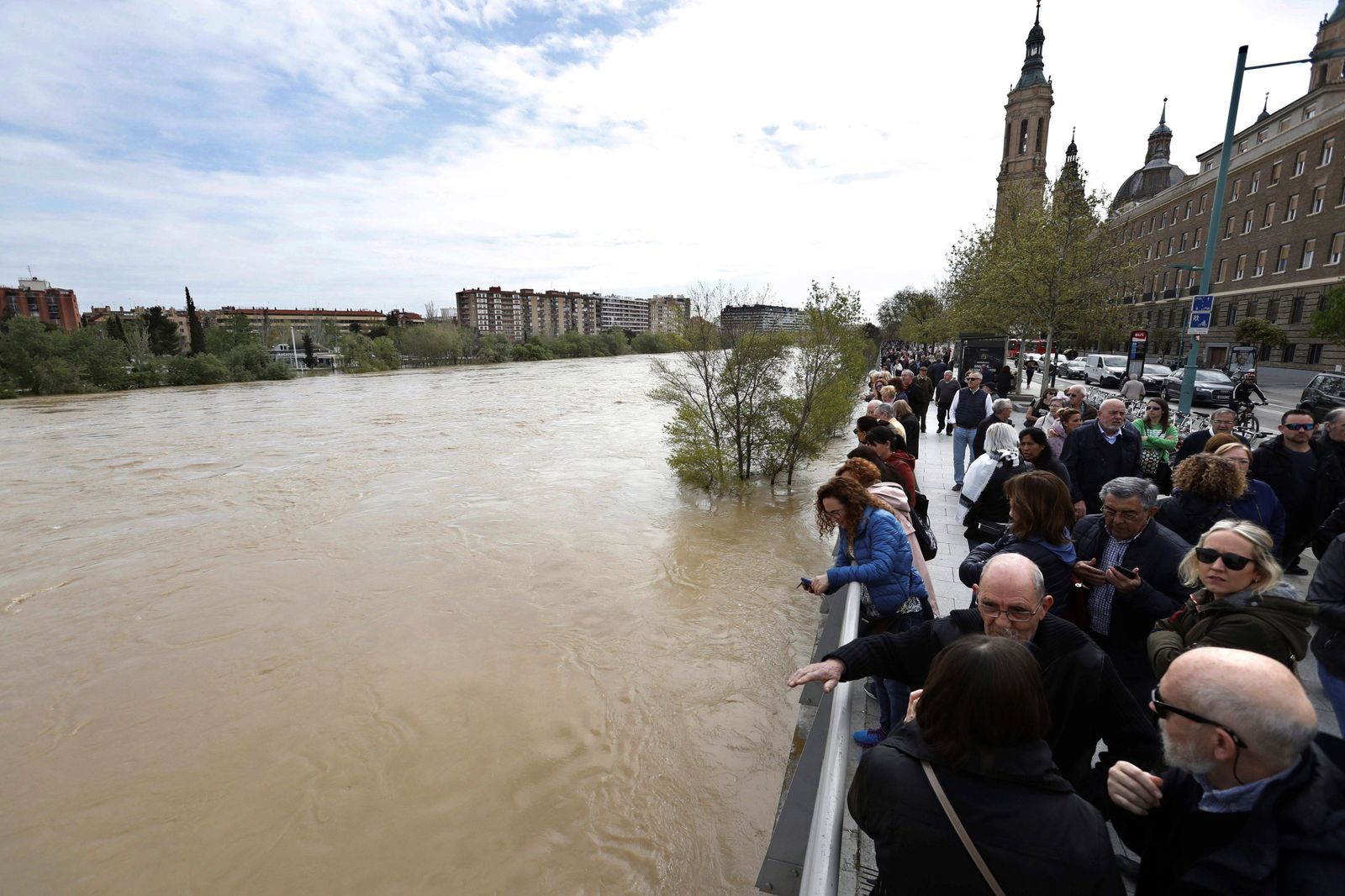 Zaragoza asiste a la punta de la crecida del Ebro