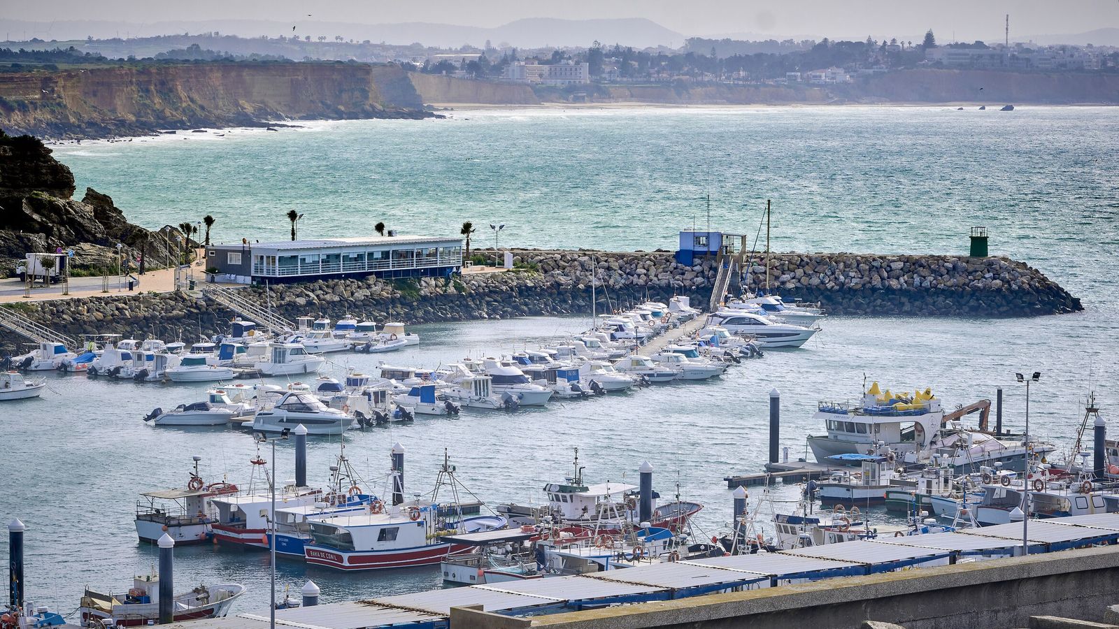Vista del puerto de Conil.