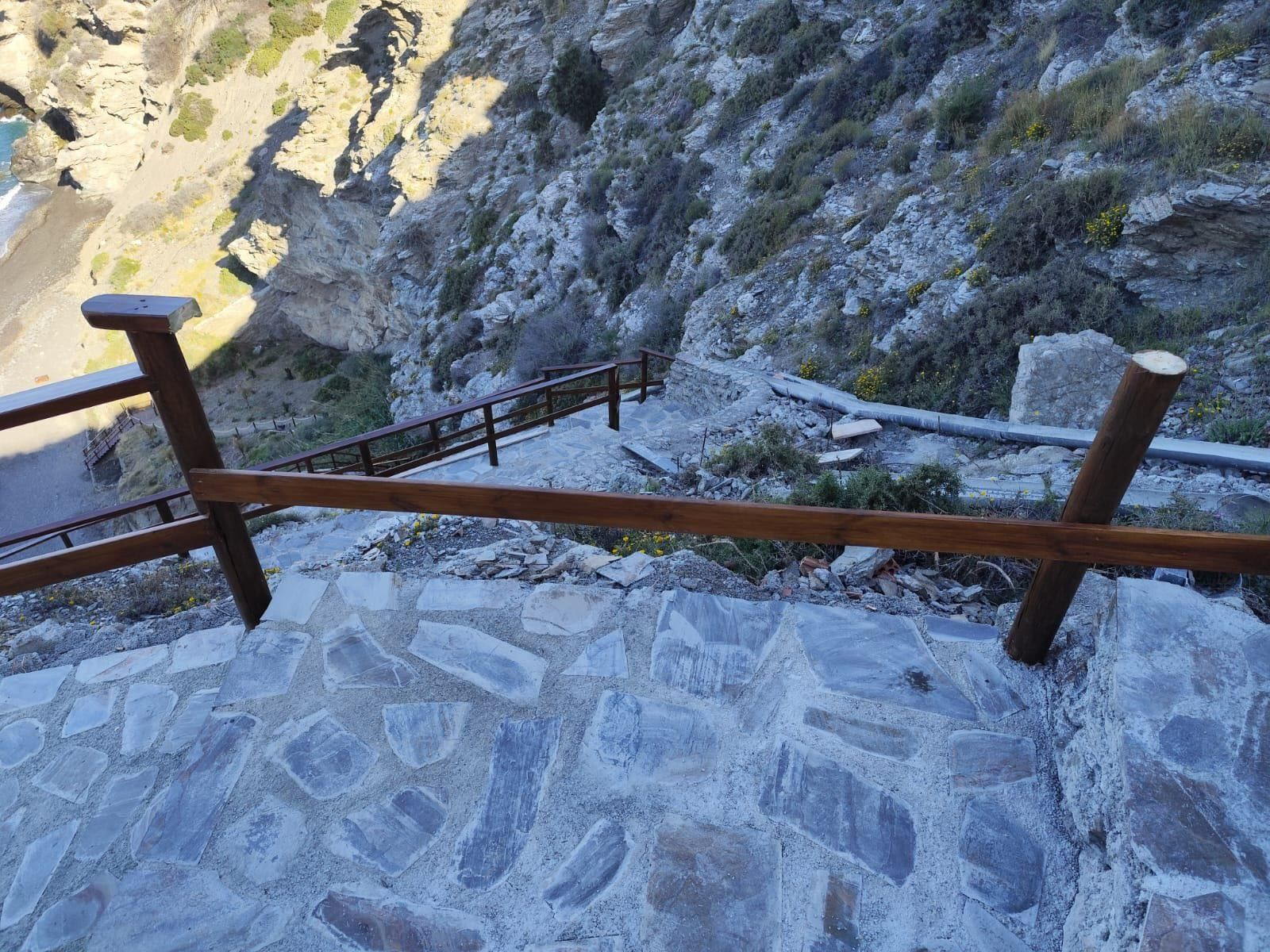 Una de las barandillas que han aparecido rotas