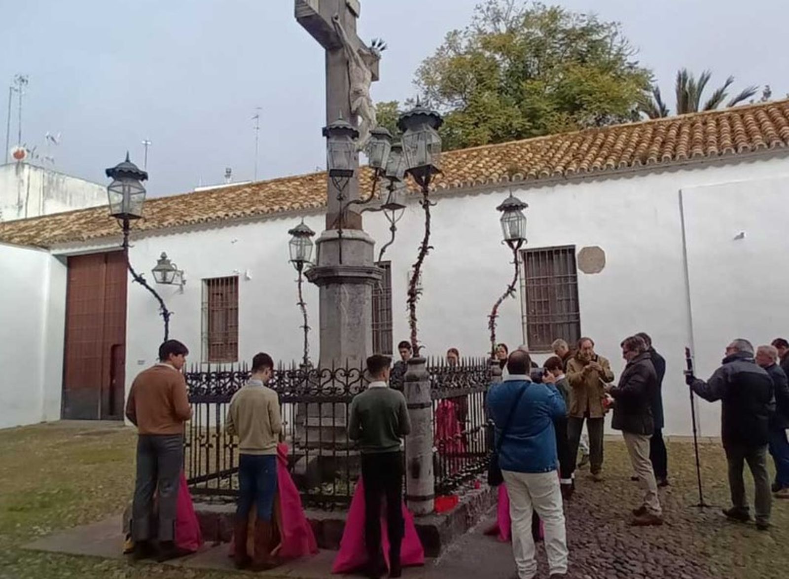 Ofrenda flora de la Escuela Taurina al Cristo de los Faroles