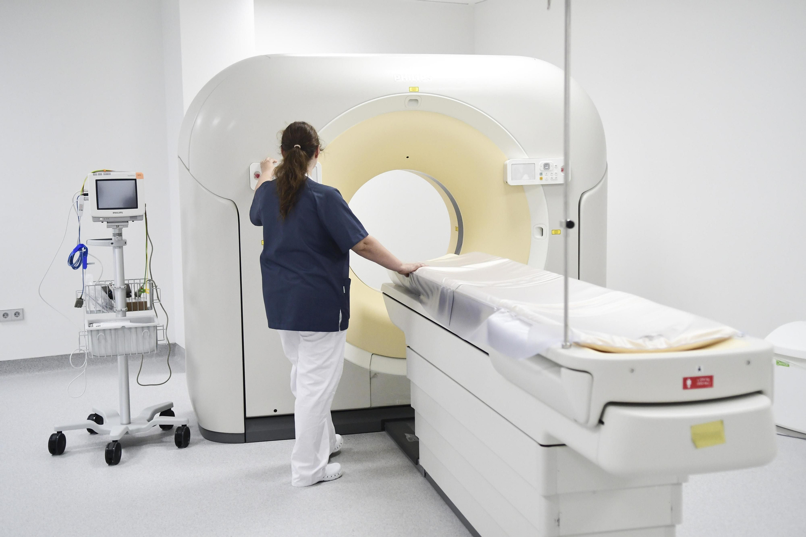 Una profesional maneja una resonancia magnética.