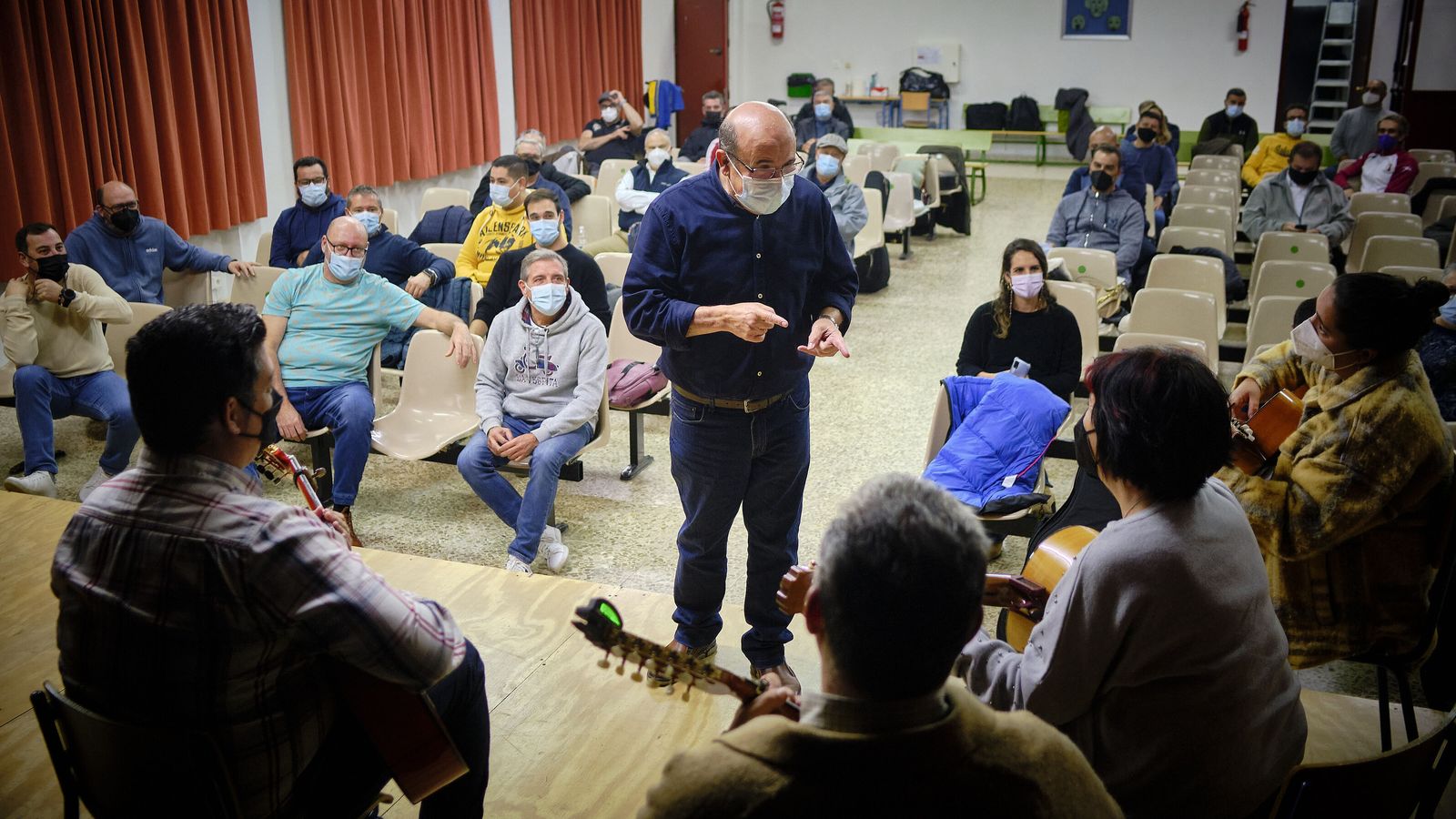 Nandi Migueles se dirige a la orquesta en el salón de actos del IES Fuerte de Cortadura.