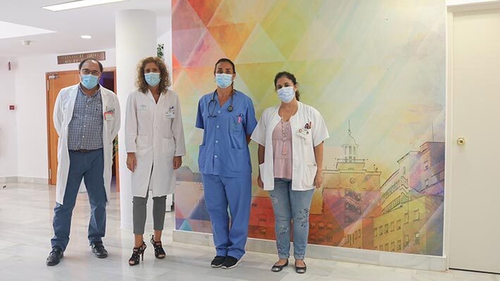 Algunos de los participantes en el proyecto junto a la coordinadora Ángela Núñez y el jefe del servicio de Urgencias, Claudio Bueno.