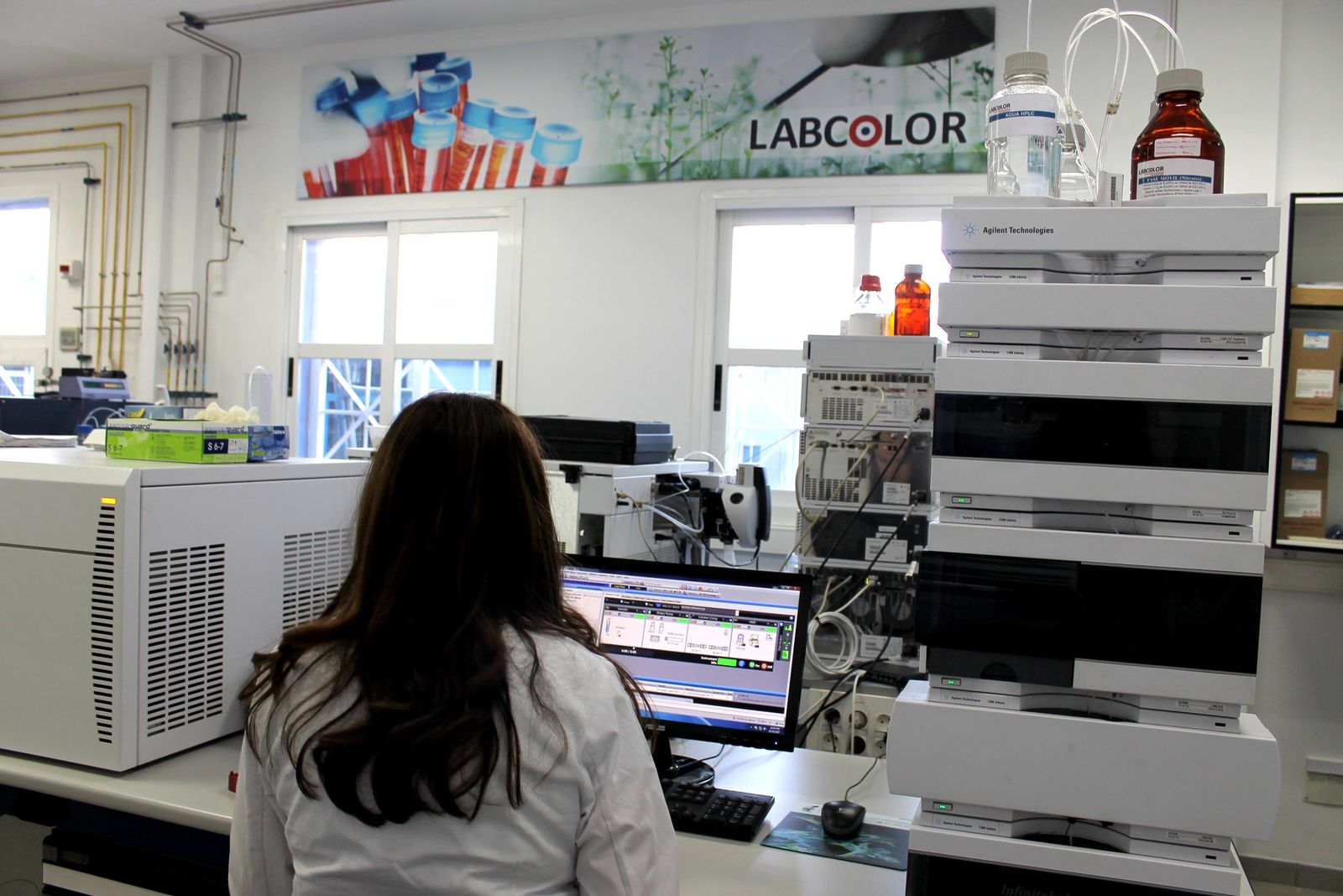 Una operaria trabaja en el laboratorio de Coexphal, Labcolor.