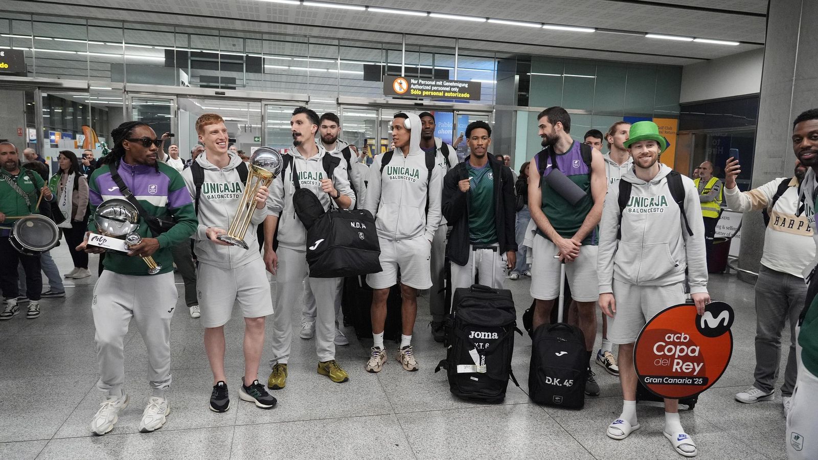Alegría y éxtasis en la llegada del Unicaja al aeropuerto