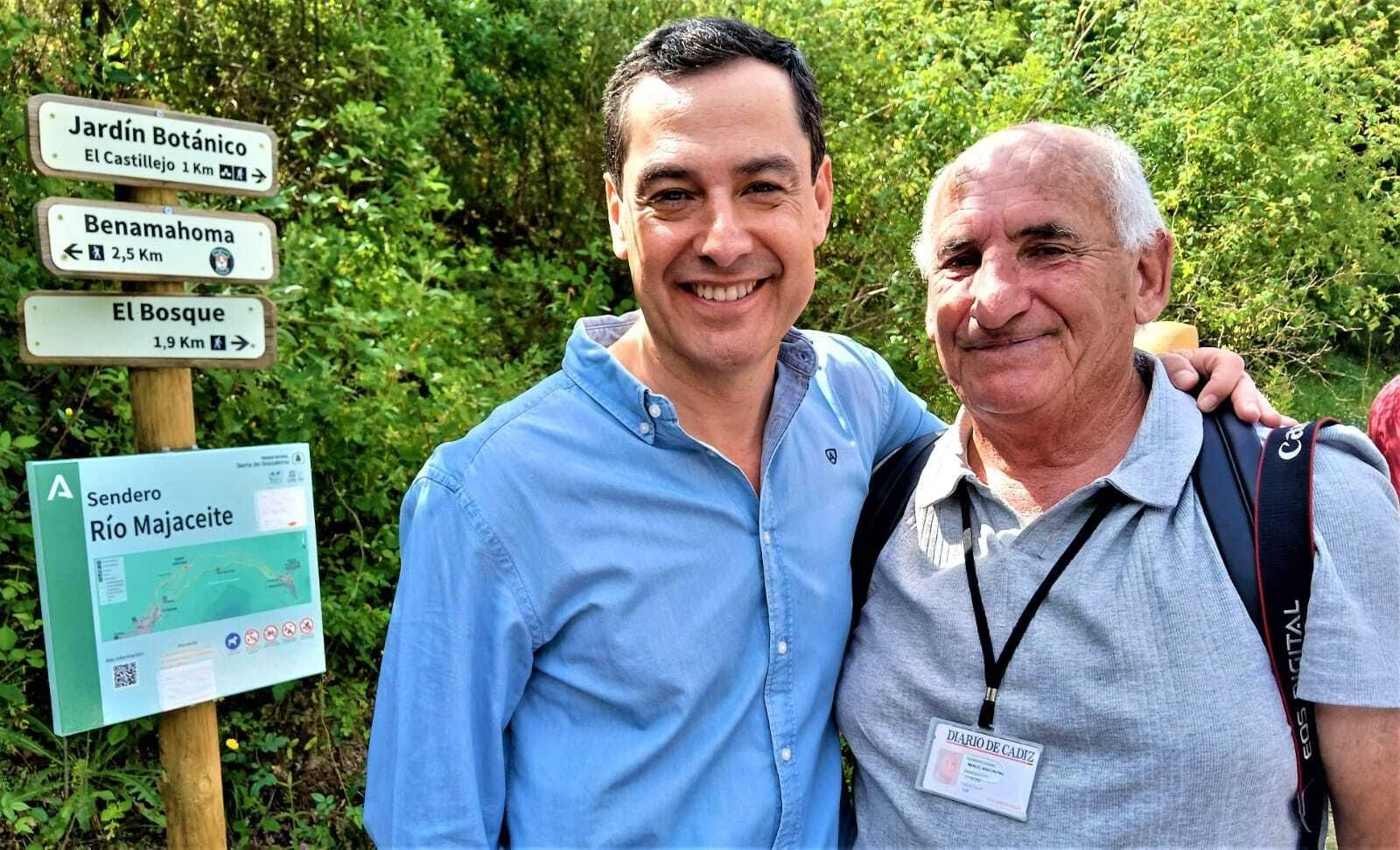 Juanma Moreno en el sendero del río Majaceite