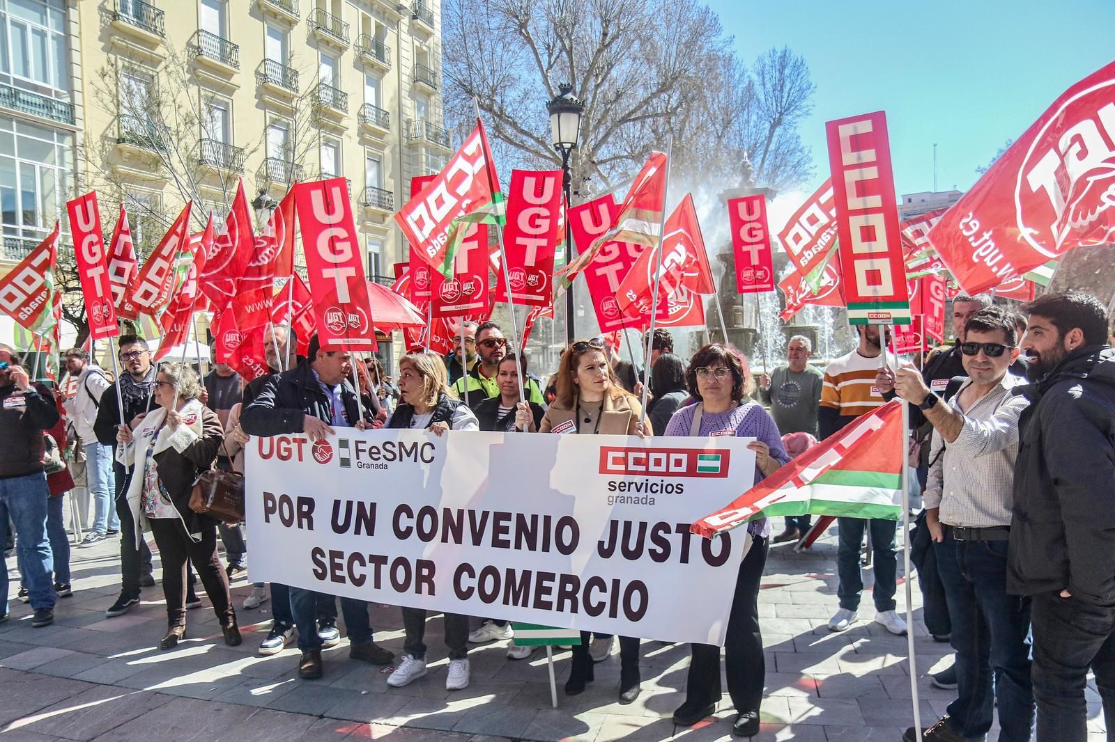 Varios miembros de CCOO y UGT en la protesta de esta mañana