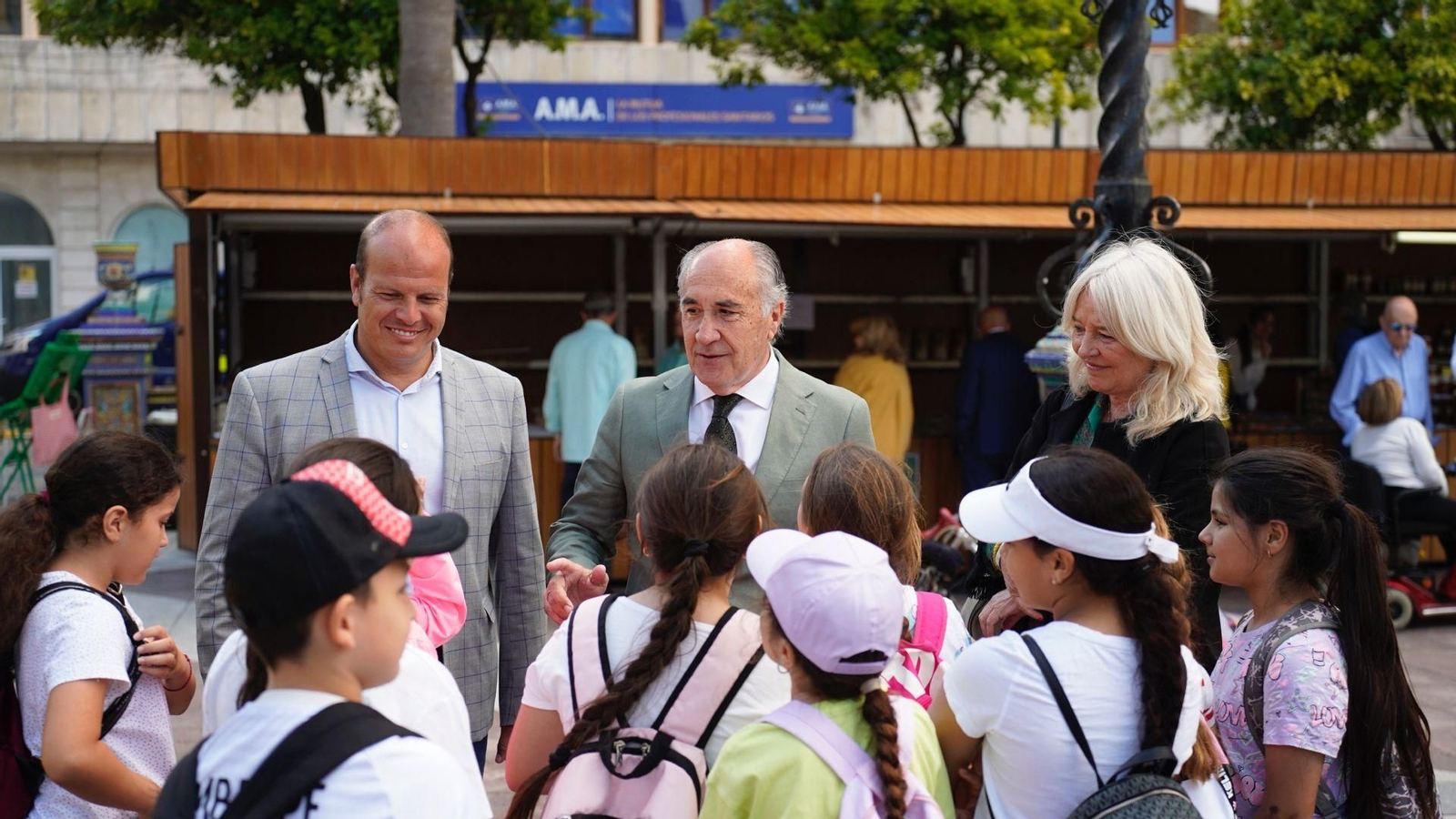 Mercedes Colombo, José Ignacio Landaluce y Óscar Curtido con un grupo de escolares en la inauguración de la feria.
