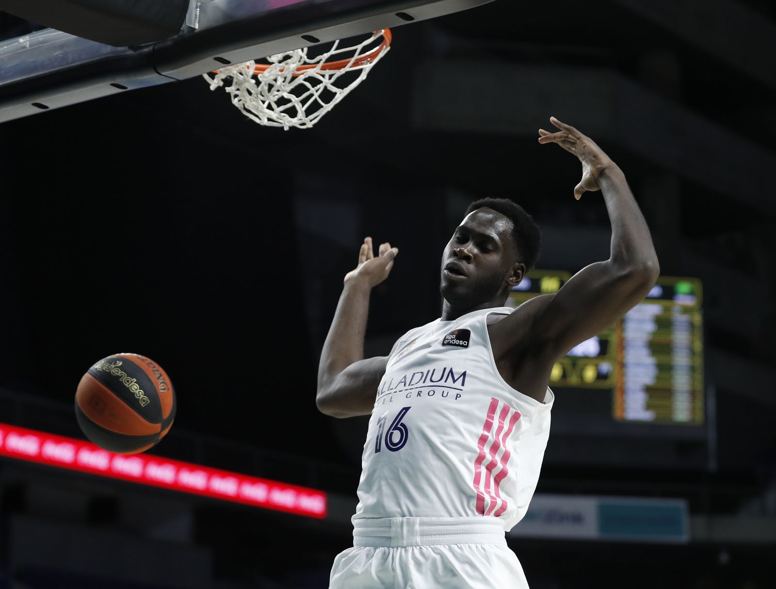 Usman Garuba realiza un mate.