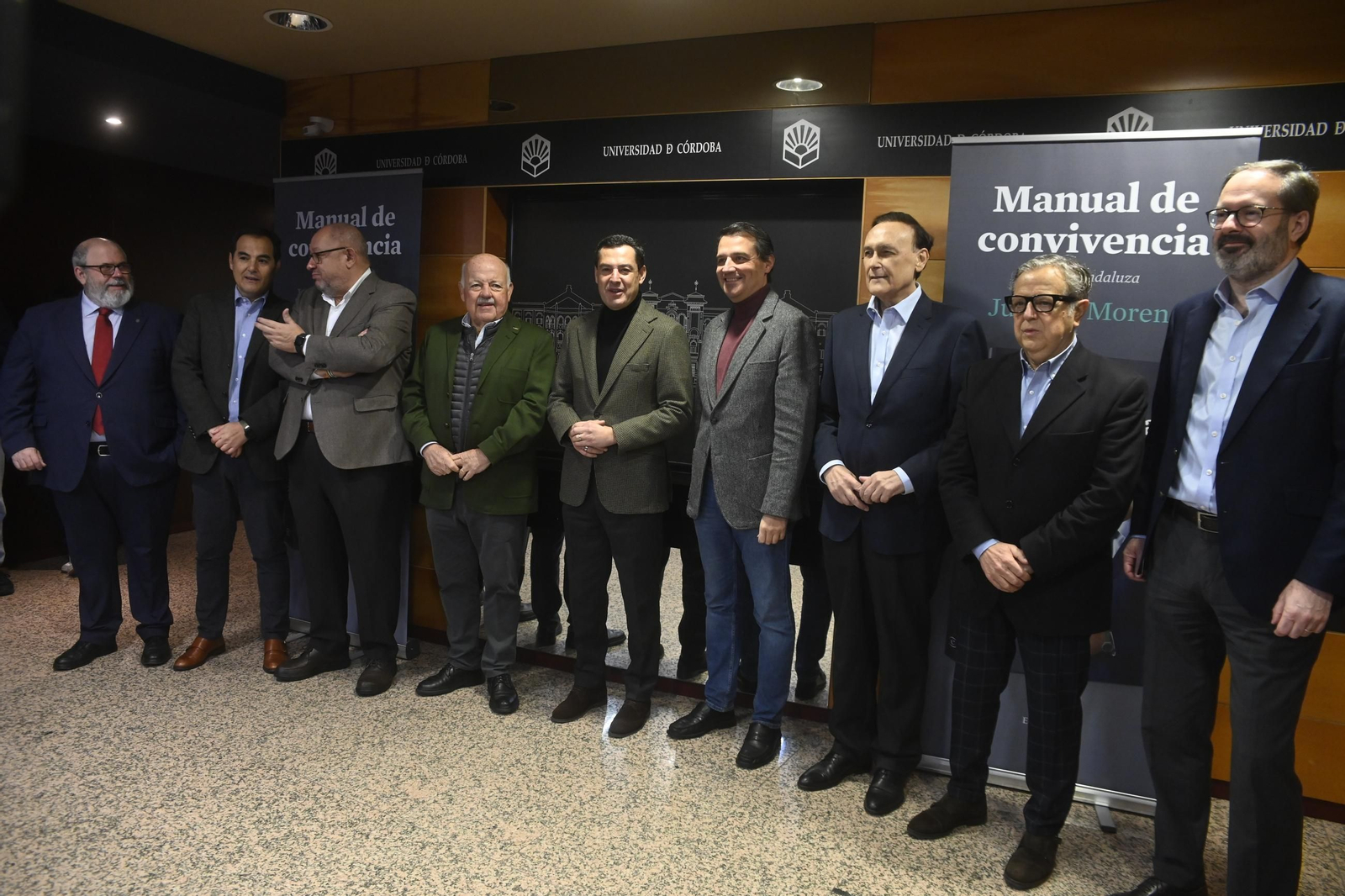 Juanma Moreno presenta en Córdoba su libro 'Manual de convivencia', en imágenes
