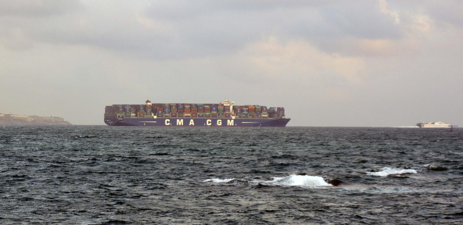 El megabuque 'CMA CGM Kerguelen', en aguas de la Bahía de Algeciras