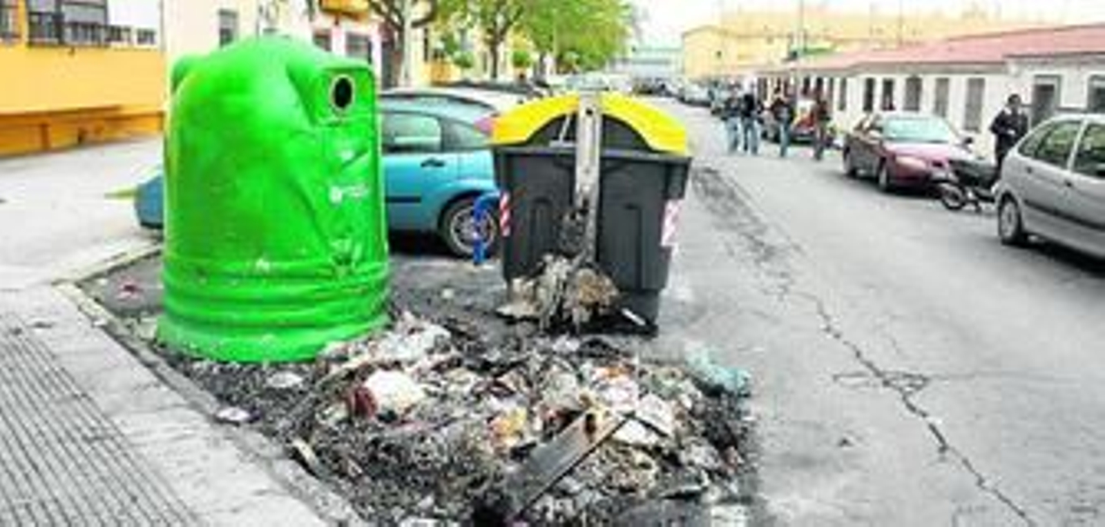 Uno de los actos vandálicos más habituales en nuestras calles: un contenedor de basura totalmente calcinado en la Barriada de Pérez Cubillas.