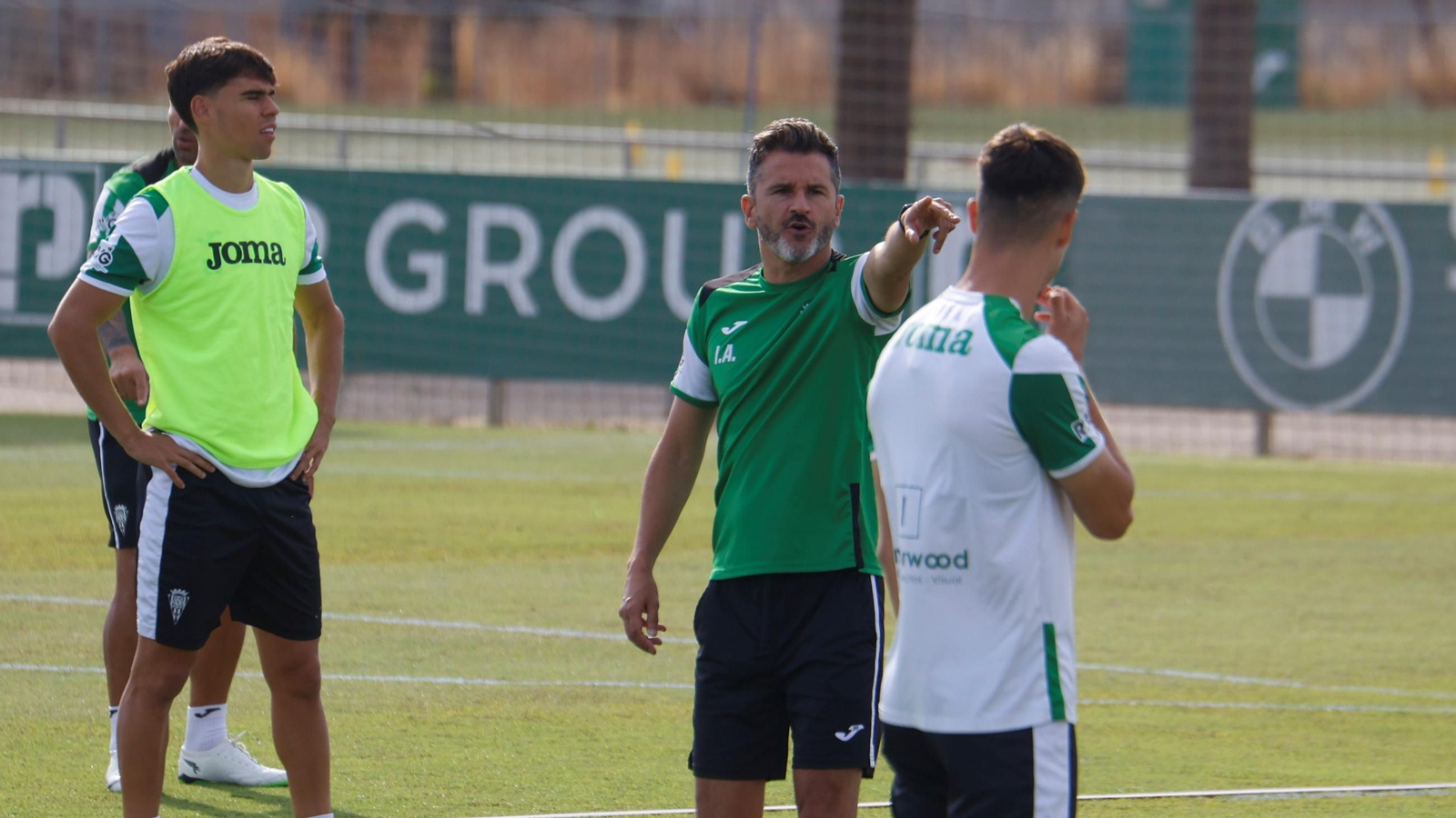 Iván Ania da órdenes durante un entrenamiento.