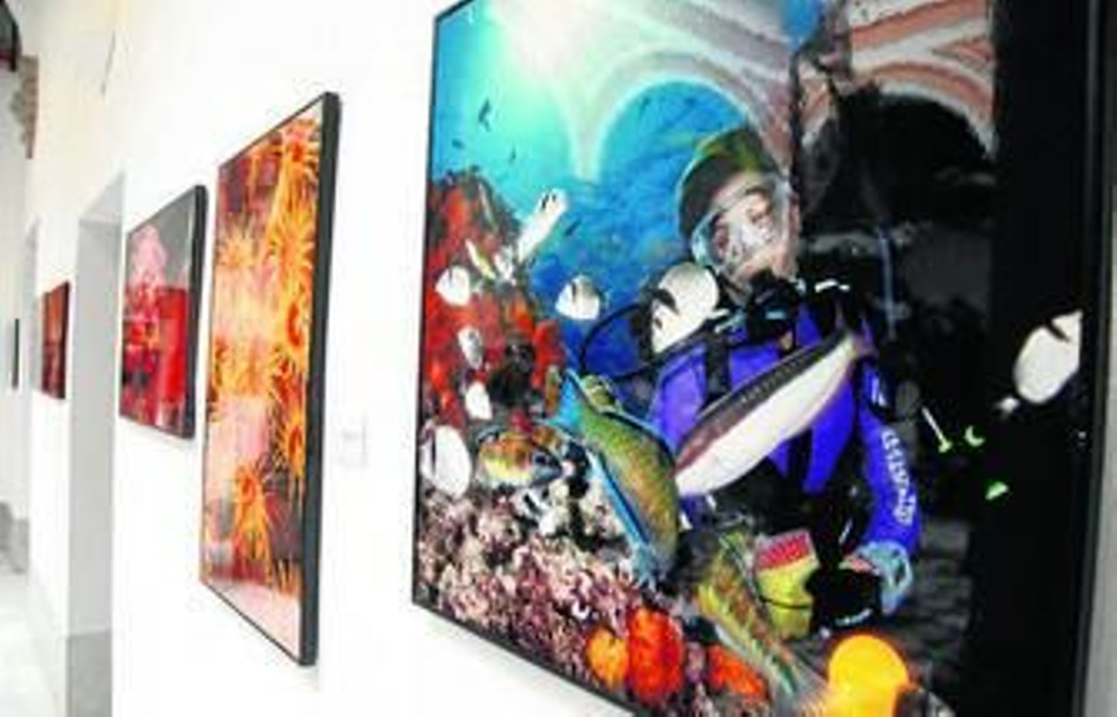 Varios cuadros de la exposición que se puede visitar en el Centro Cultural de Ayamonte.