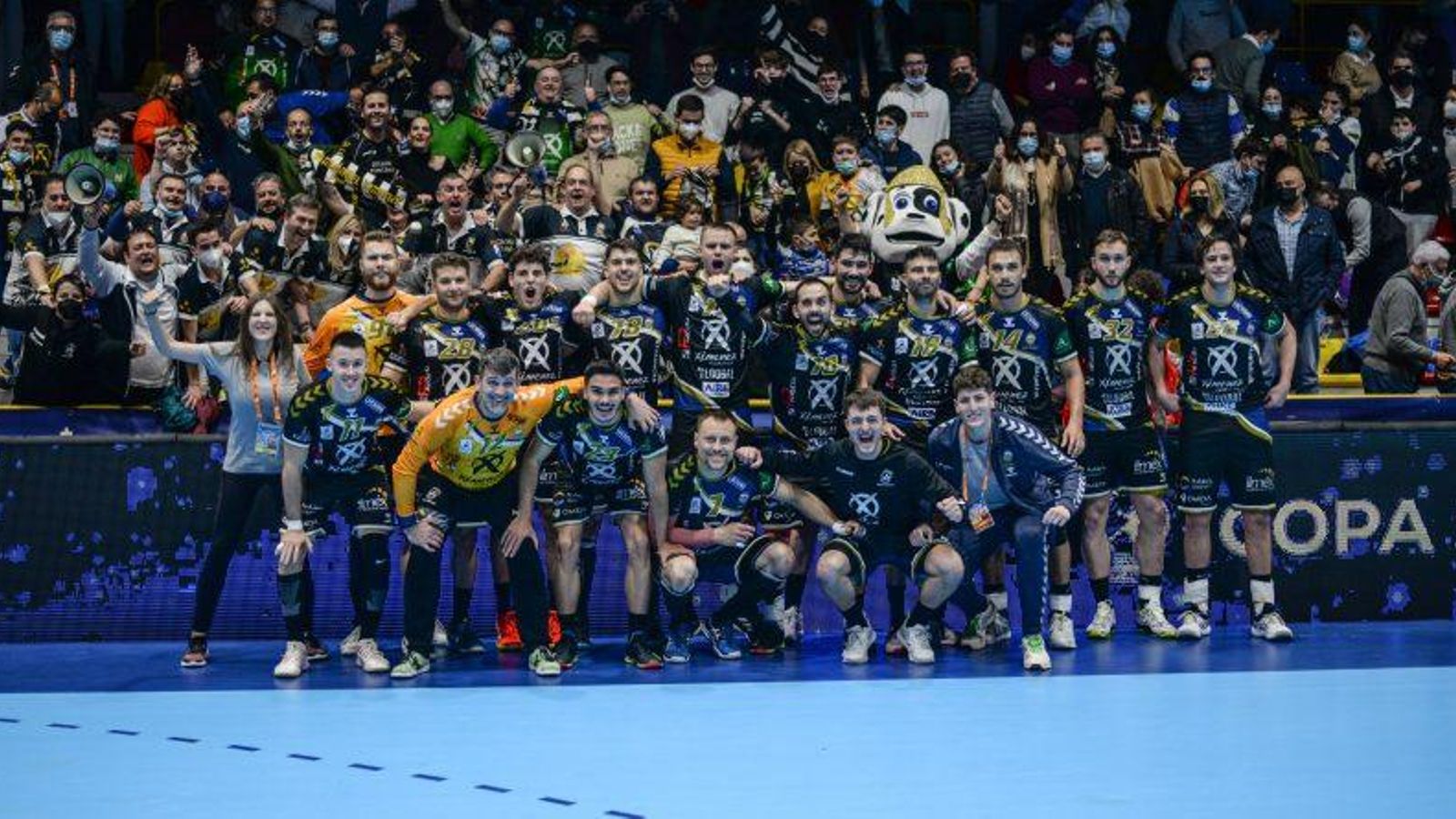 Los jugadores del Ángel Ximénez celebran el pase a semifinales de la Copa del Rey de 2022.