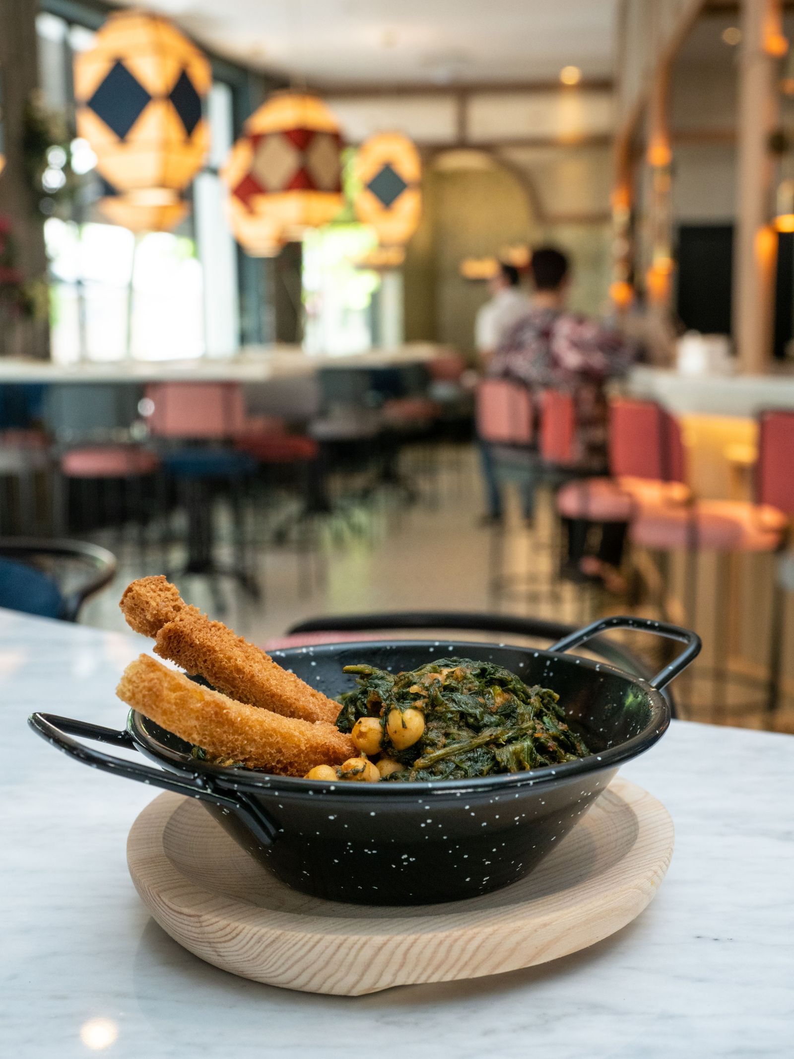 Garbanzos con espinacas de Lateral Sevilla.