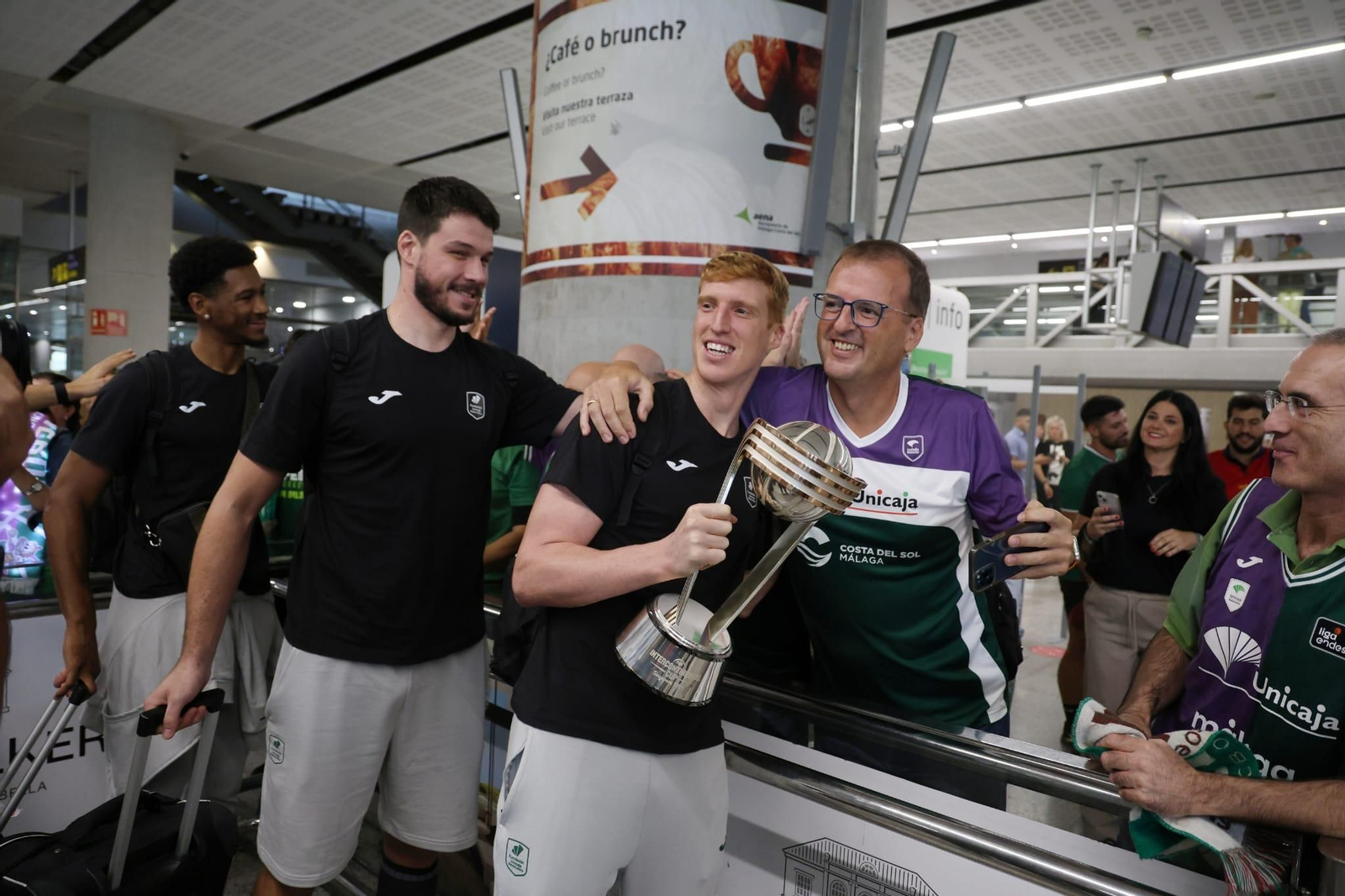 El Unicaja brinda la Intercontinental a un centenar de aficionados en el aeropuerto