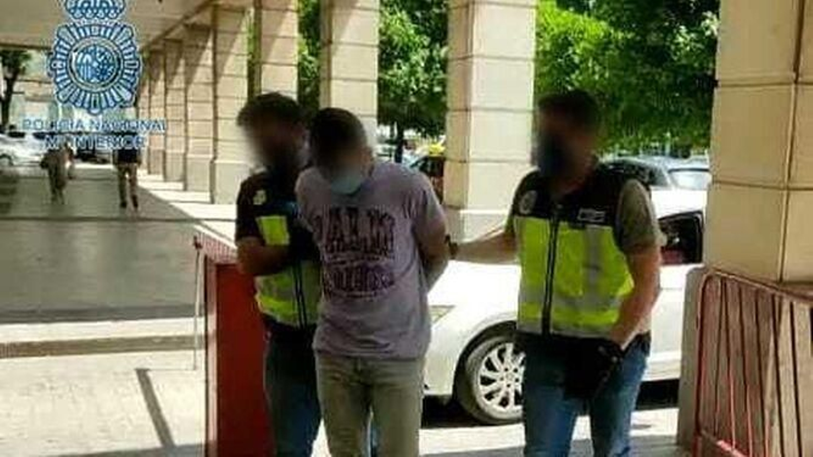 La Policía traslada al sospechoso al Juzgado de Guardia