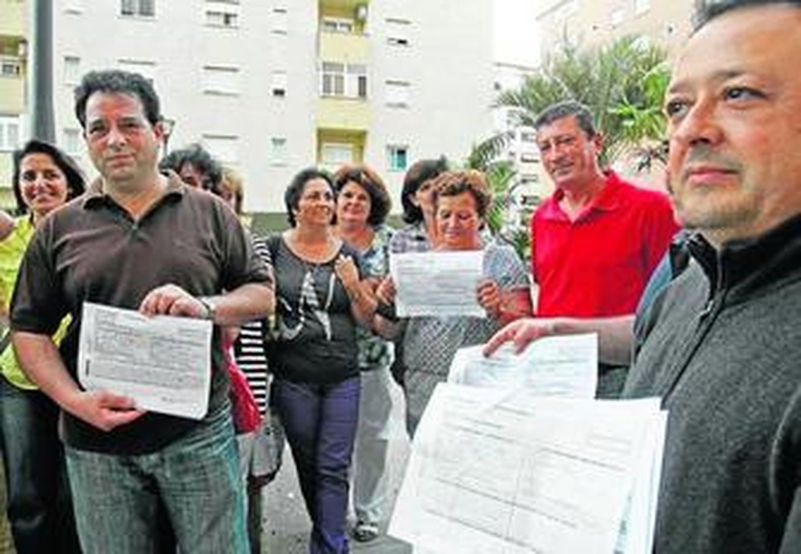 El grupo de afectados reunido ayer muestra los documentos que acreditan el perjuicio que les han causado.