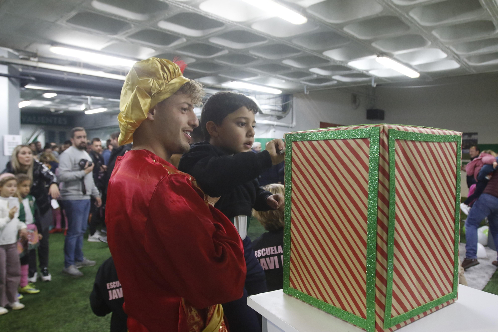 Los Reyes Magos en El Arcángel con la afición del Córdoba CF, en imágenes