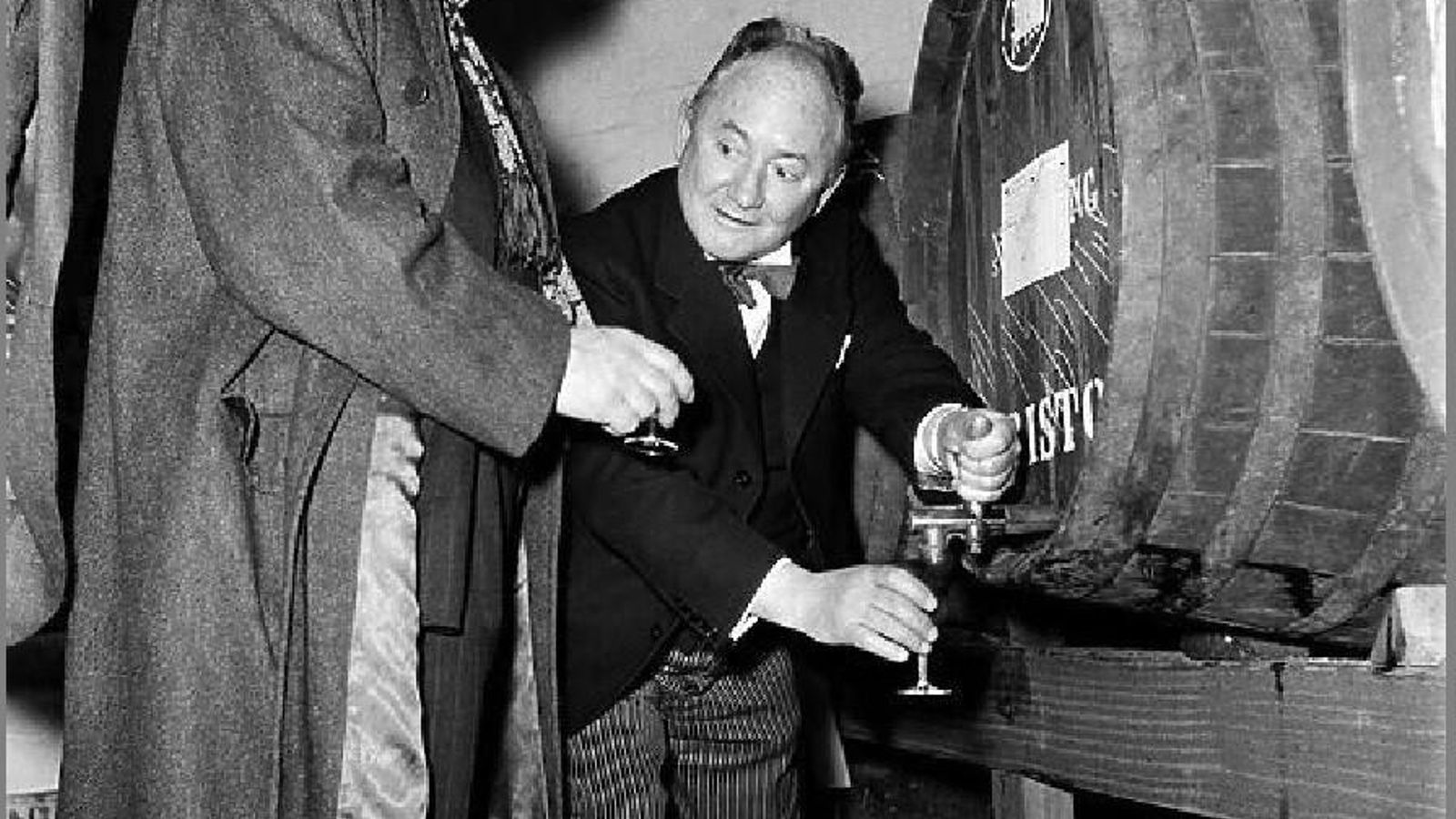 5.- El político inglés Hector Hughes sirviendo jerez.