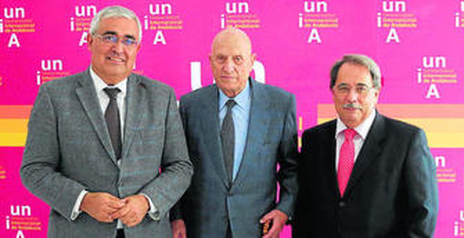 El consejero de Economía y Concimiento, Ramírez Arellano;  el profesor Manuel Losada Villasante y el rector de la UNIA, Eugenio Domínguez Vilches.