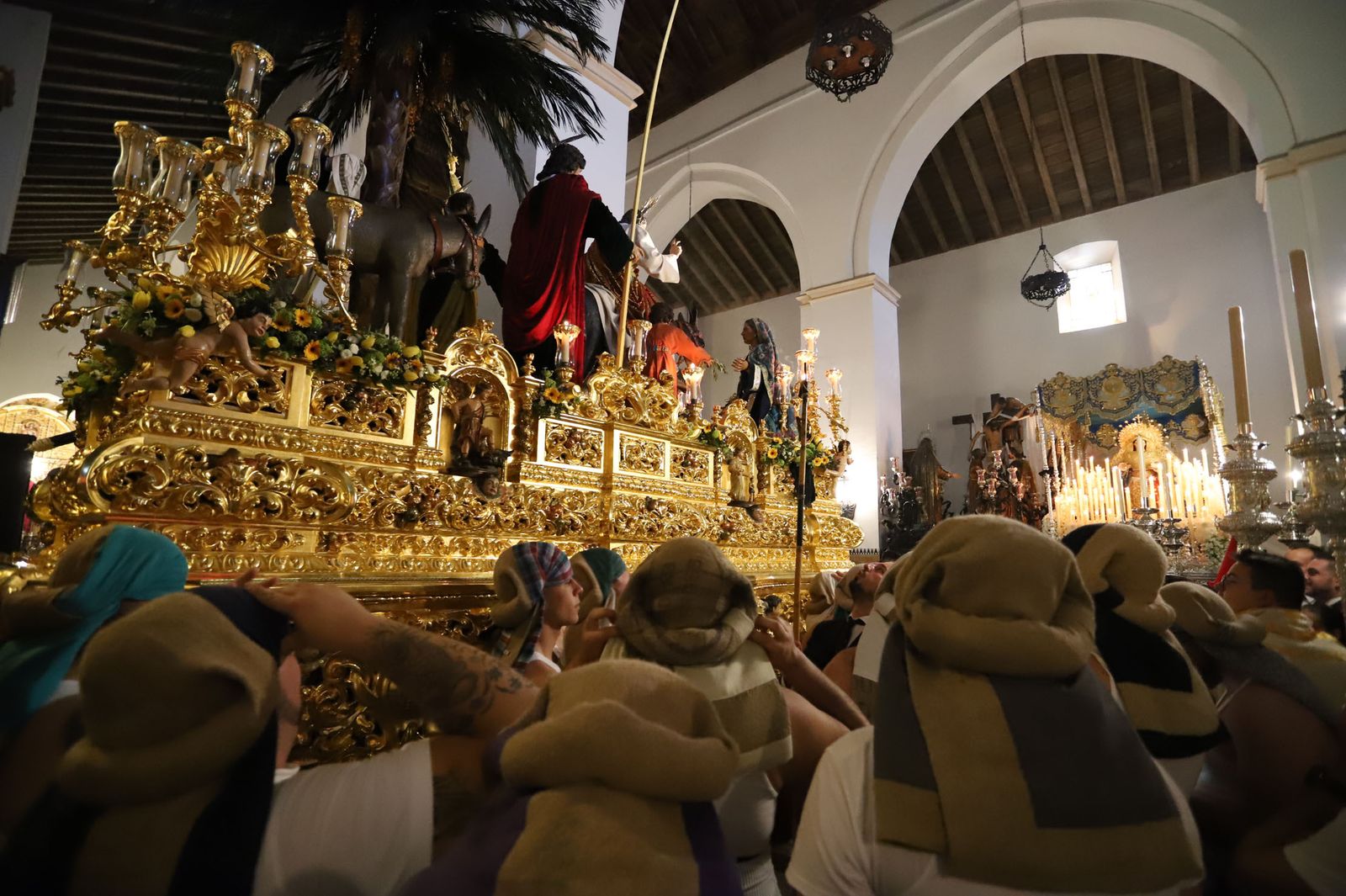 Imágenes del recorrido de la Borriquita  por las calles de Huelva