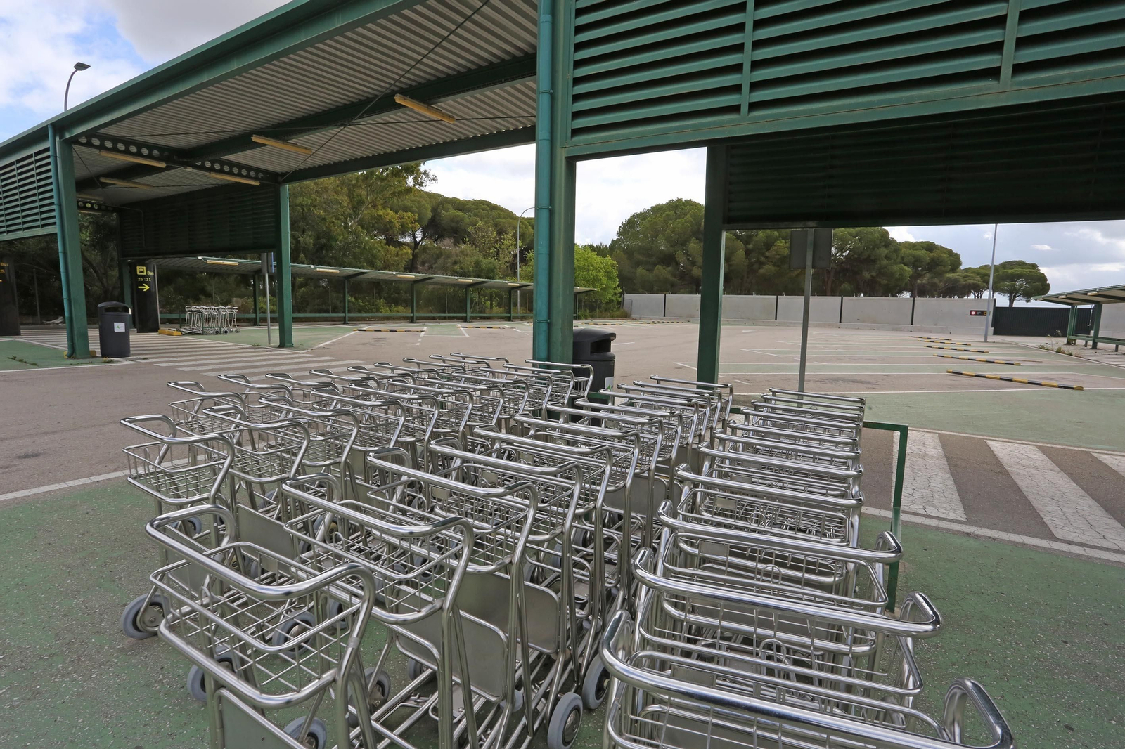 Aspecto que presenta uno de los aparcamientos del aeropuerto de Jerez.