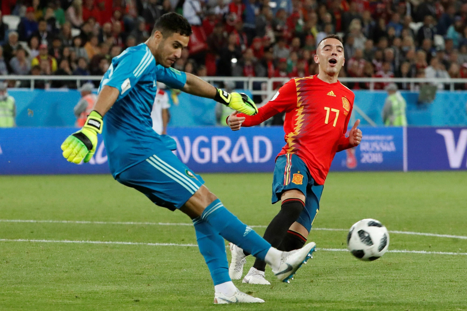 Bono despeja el balón ante Iago Aspas en el Mundial de Rusia.