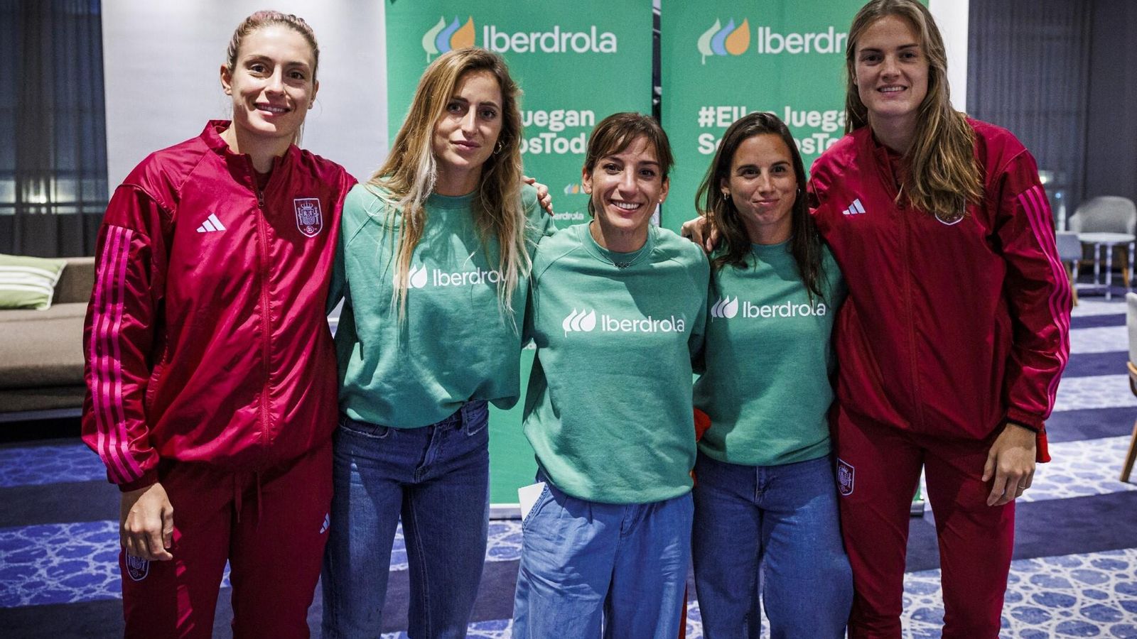 Sandra Sánchez, Queralt Castellet y Lucía Martiño, en el centro de la imagen.
