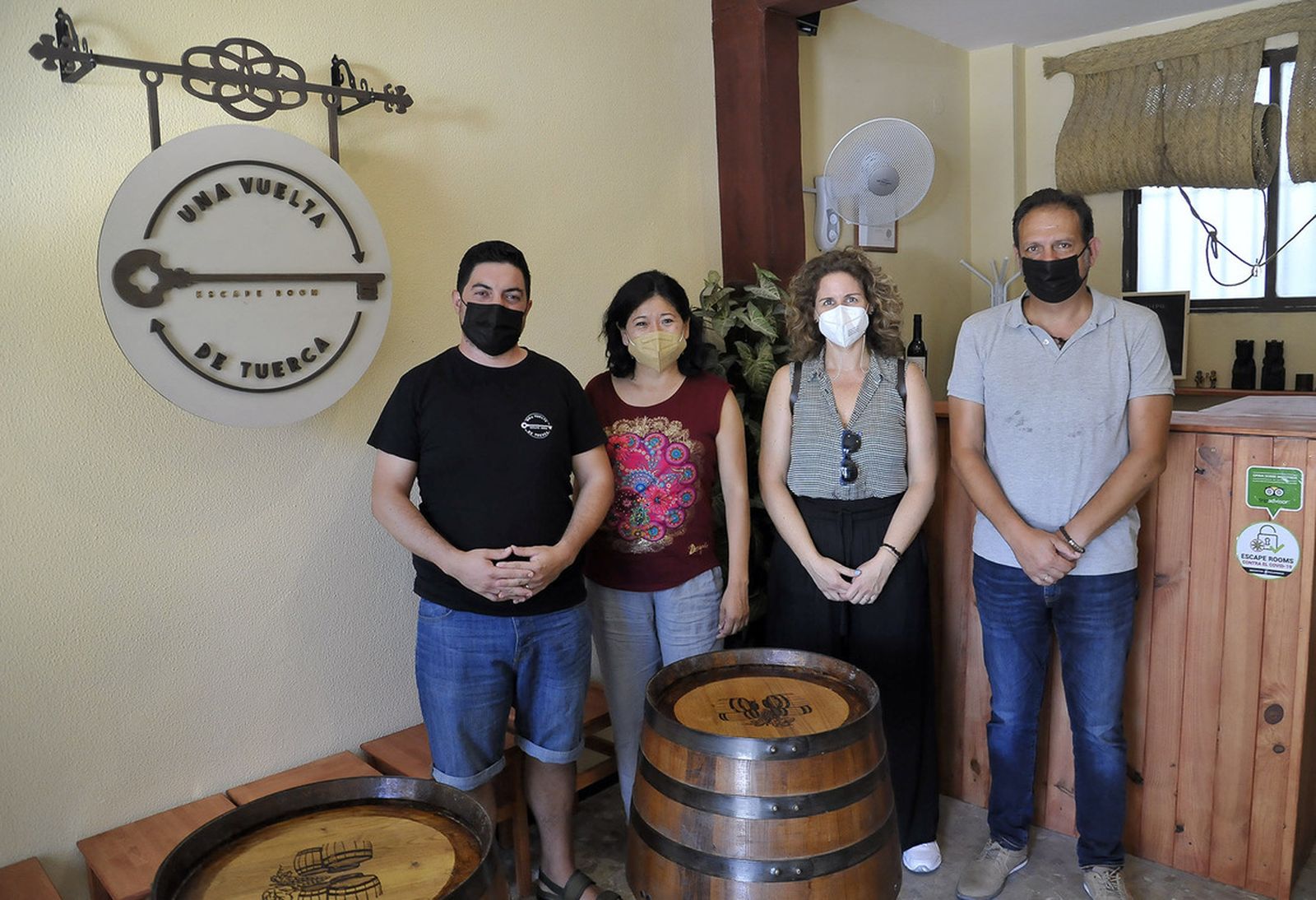 Ana Hérica Ramos con los responsable de  ‘Una vuelta de tuerca’.