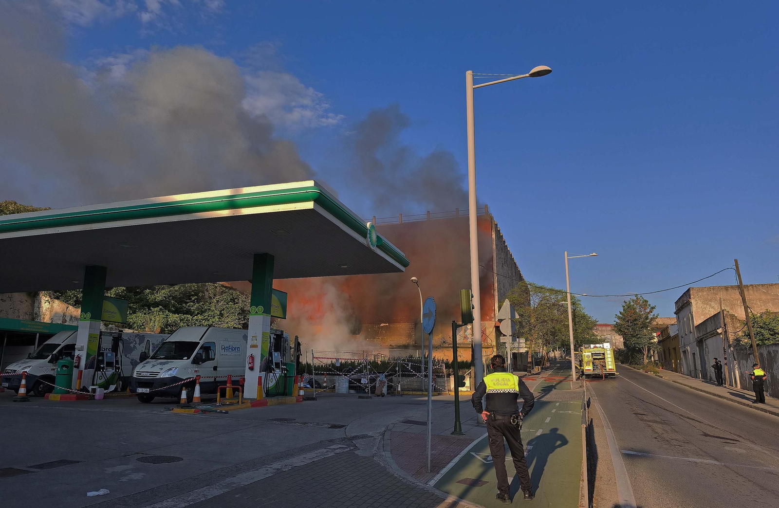Fotos del incendio de la edificio abandonado en la avenida Gesto por la Paz de Algeciras