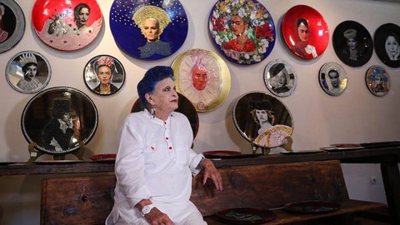 Lucía, en una de las habitaciones de la vivienda, decorada con platos con fotografías.