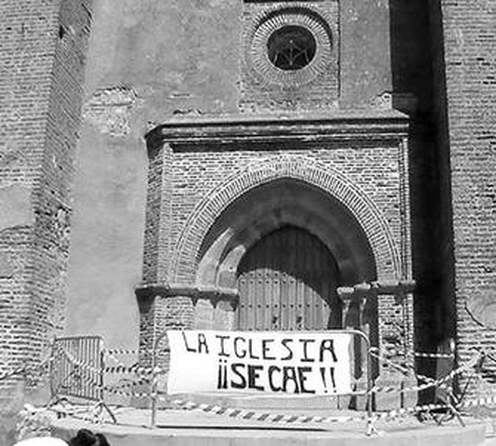 Portada del Perdón (gótico-mudéjar), que se encuentra clausurada al paso del público tras el suceso.