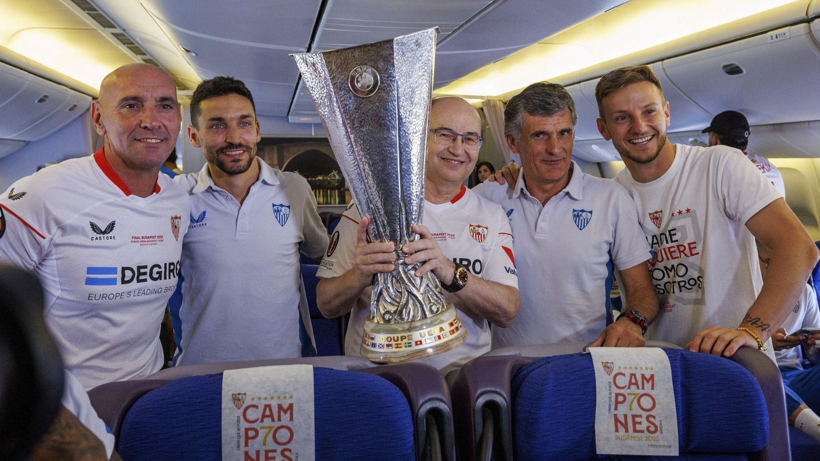 Monchi, Jesús Navas, Pepe Castro, Mendilibar y Rakitic, a la vuelta de Budapest.