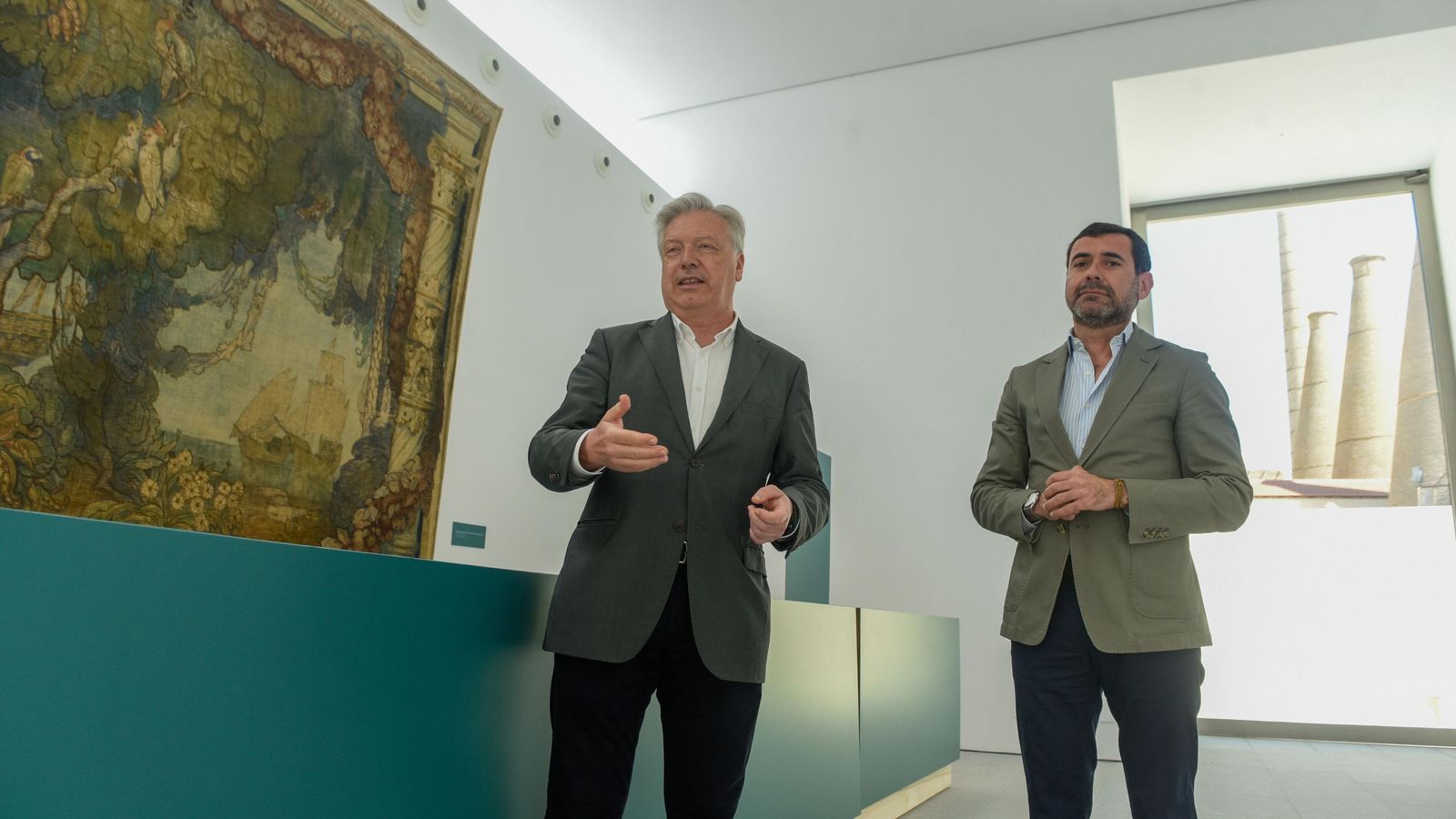 El director y el jefe del centro de intervención en la nueva sala expositiva.