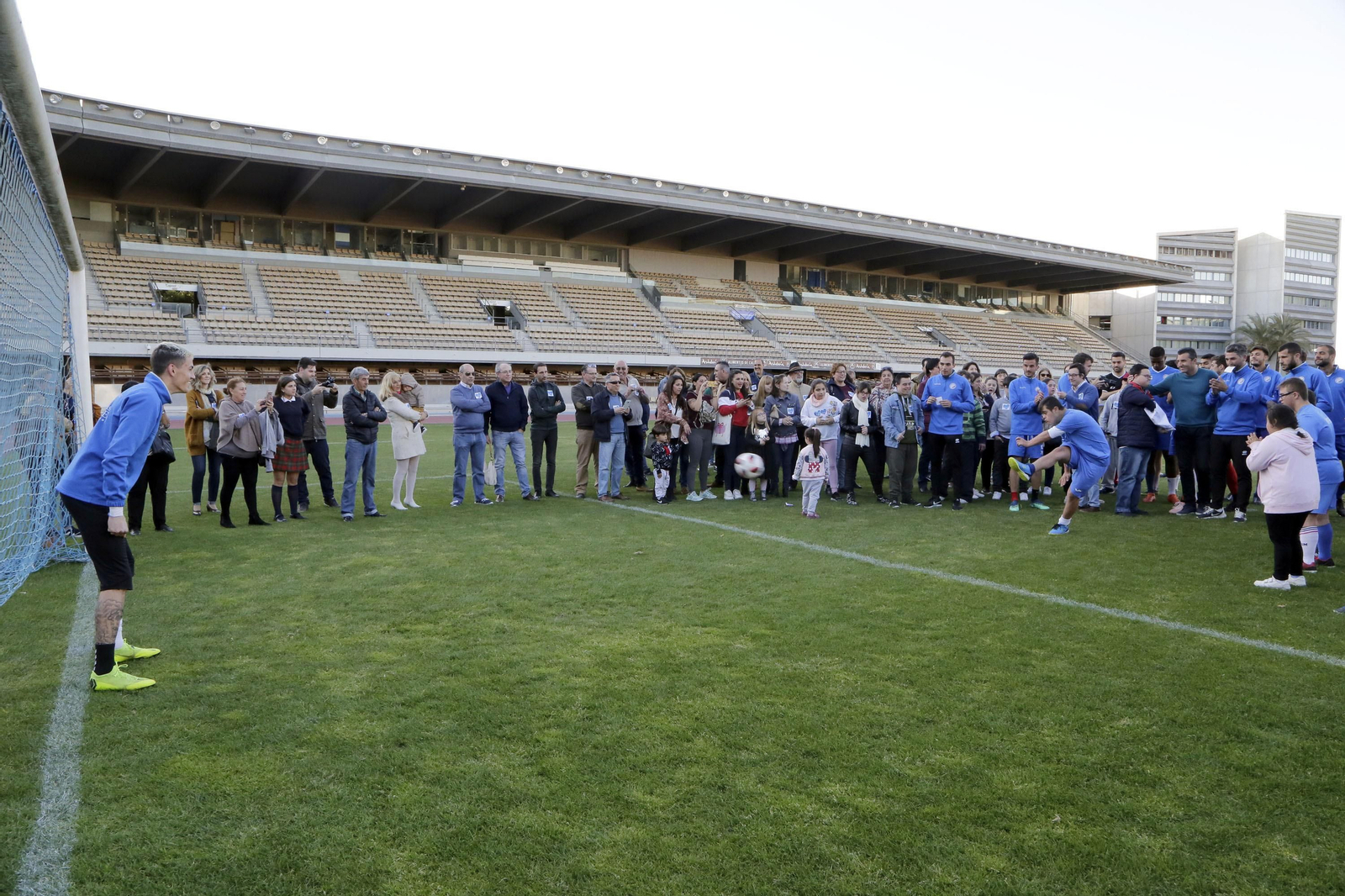 Cedown celebrando junto a los jugadores del Xerez DFC en dia del Sindrome de Down