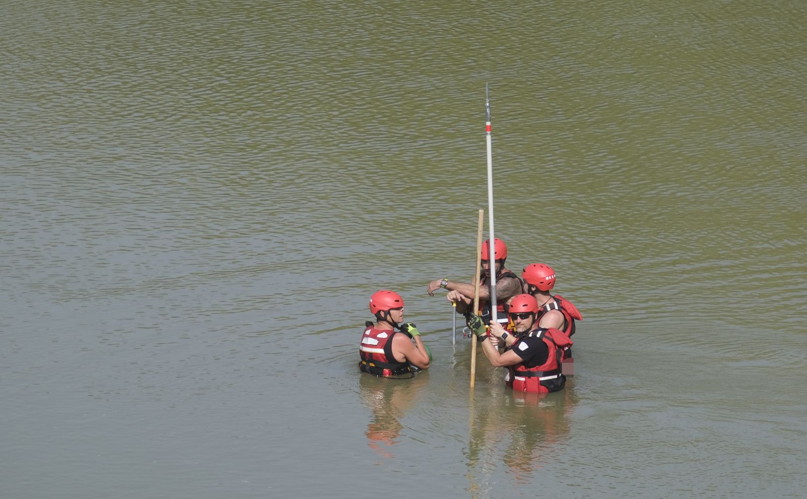 Así ha sido el rescate del cuerpo del joven ahogado en el Guadalquivir
