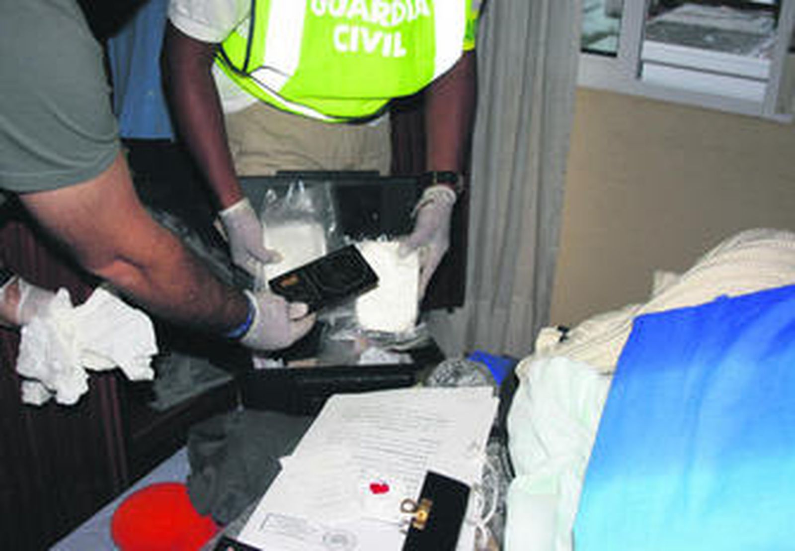 Agentes, en uno de los registros practicados el jueves en la provincia.