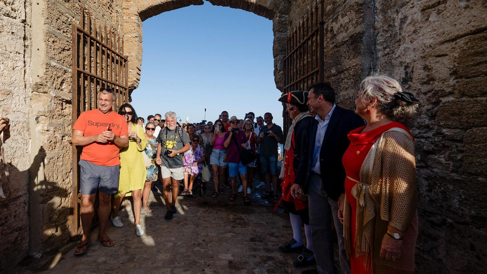 El alcalde y la subdelegada del Gobierno, reciben a los ciudadanos en el Castillo de San Sebastián. El alcalde y la subdelegada del Gobierno, reciben a los ciudadanos en el Castillo de San Sebastián.